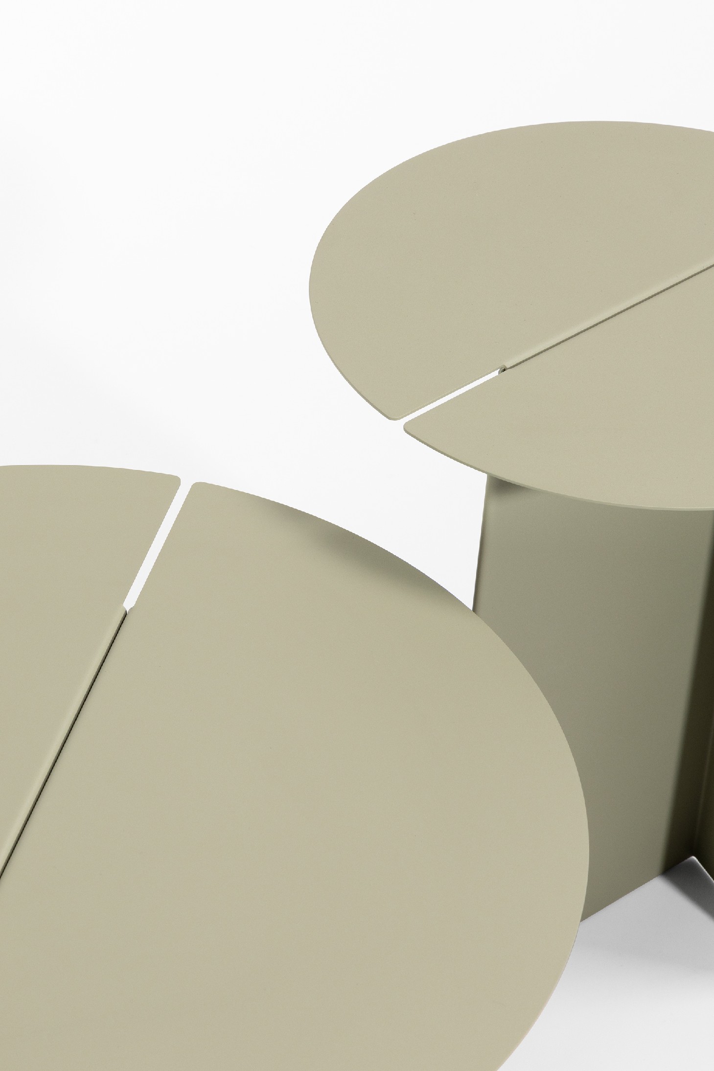 Round auxiliary table Linux made of lacquered khaki metal Ø 50 cm