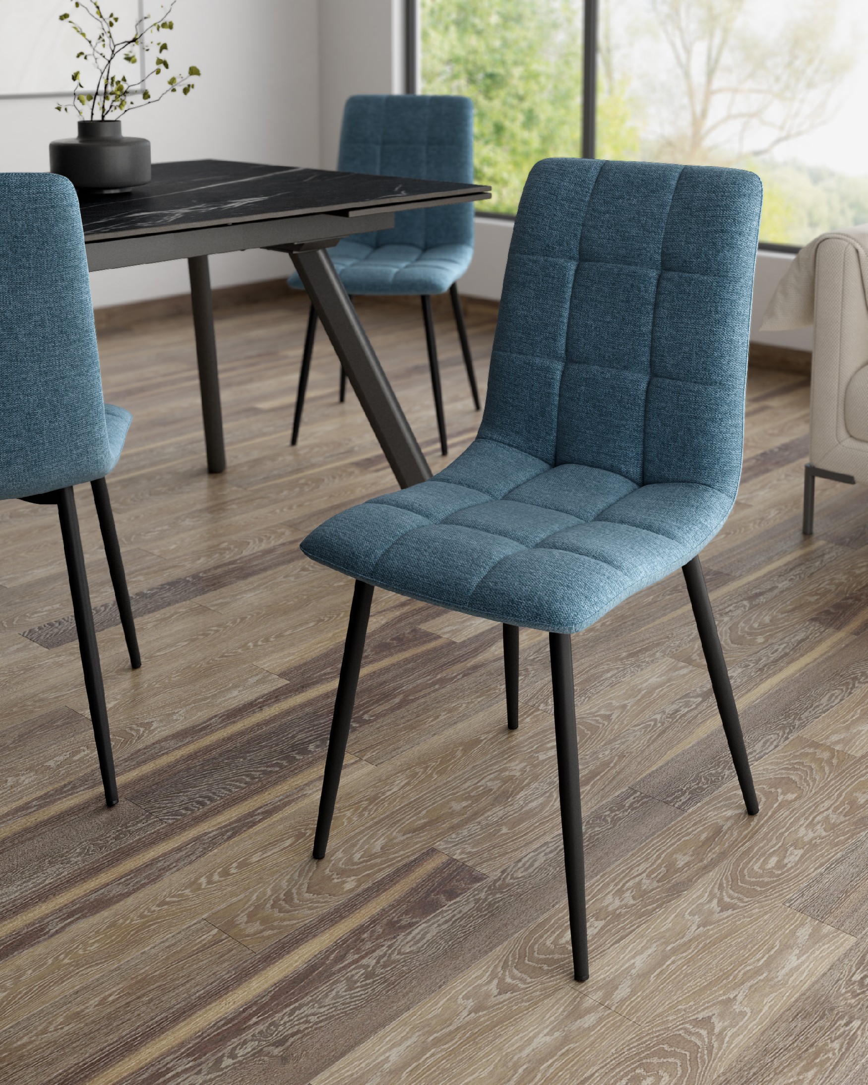 Chaise Lisboa avec rembourrage bleu et pieds métalliques noirs