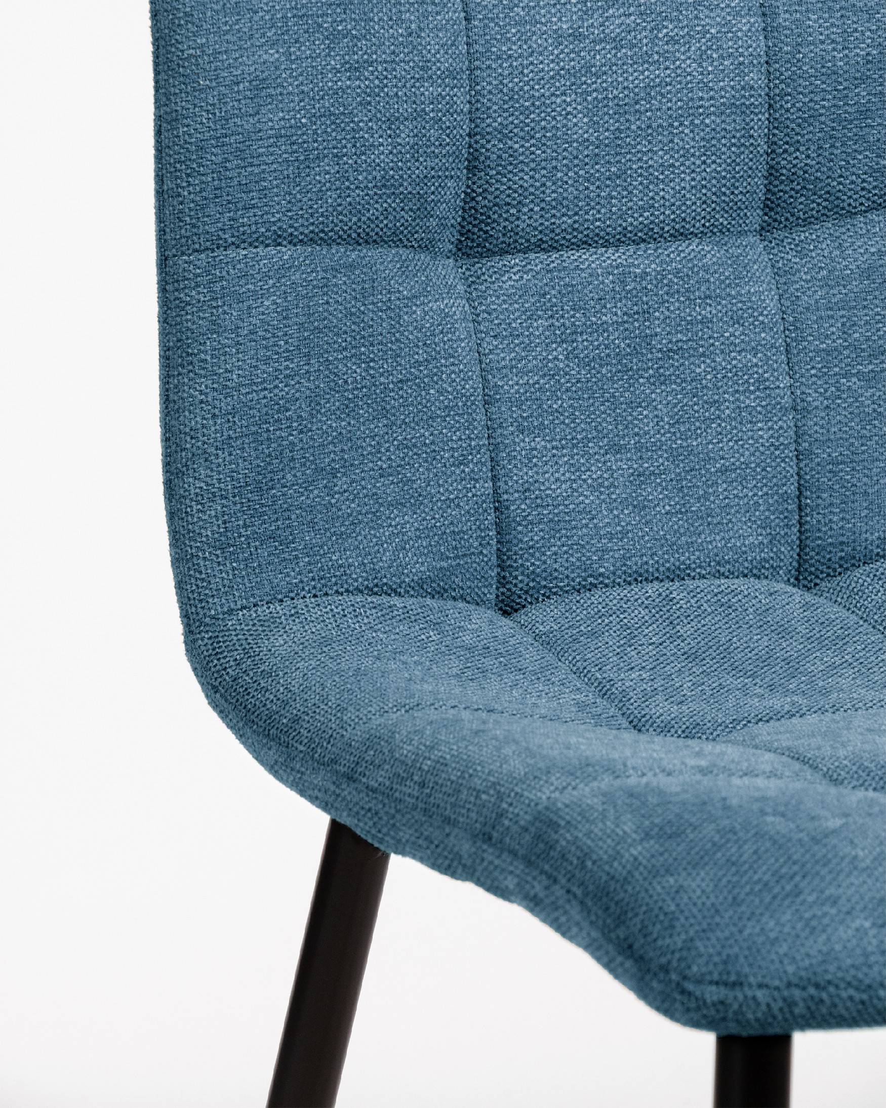 Chaise Lisboa avec rembourrage bleu et pieds métalliques noirs