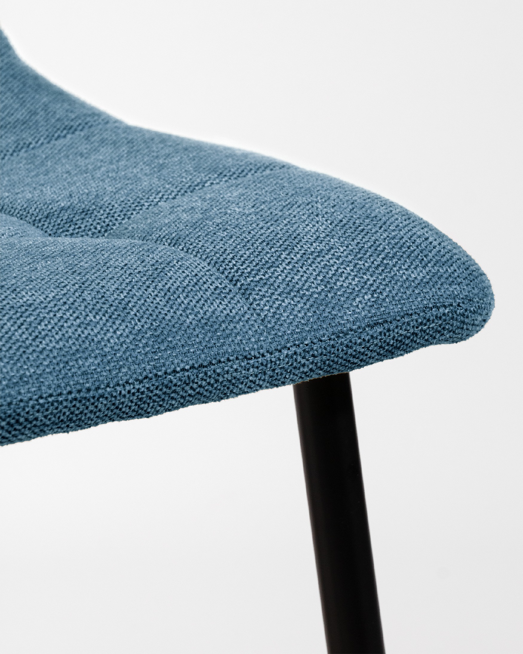 Chaise Lisboa avec rembourrage bleu et pieds métalliques noirs