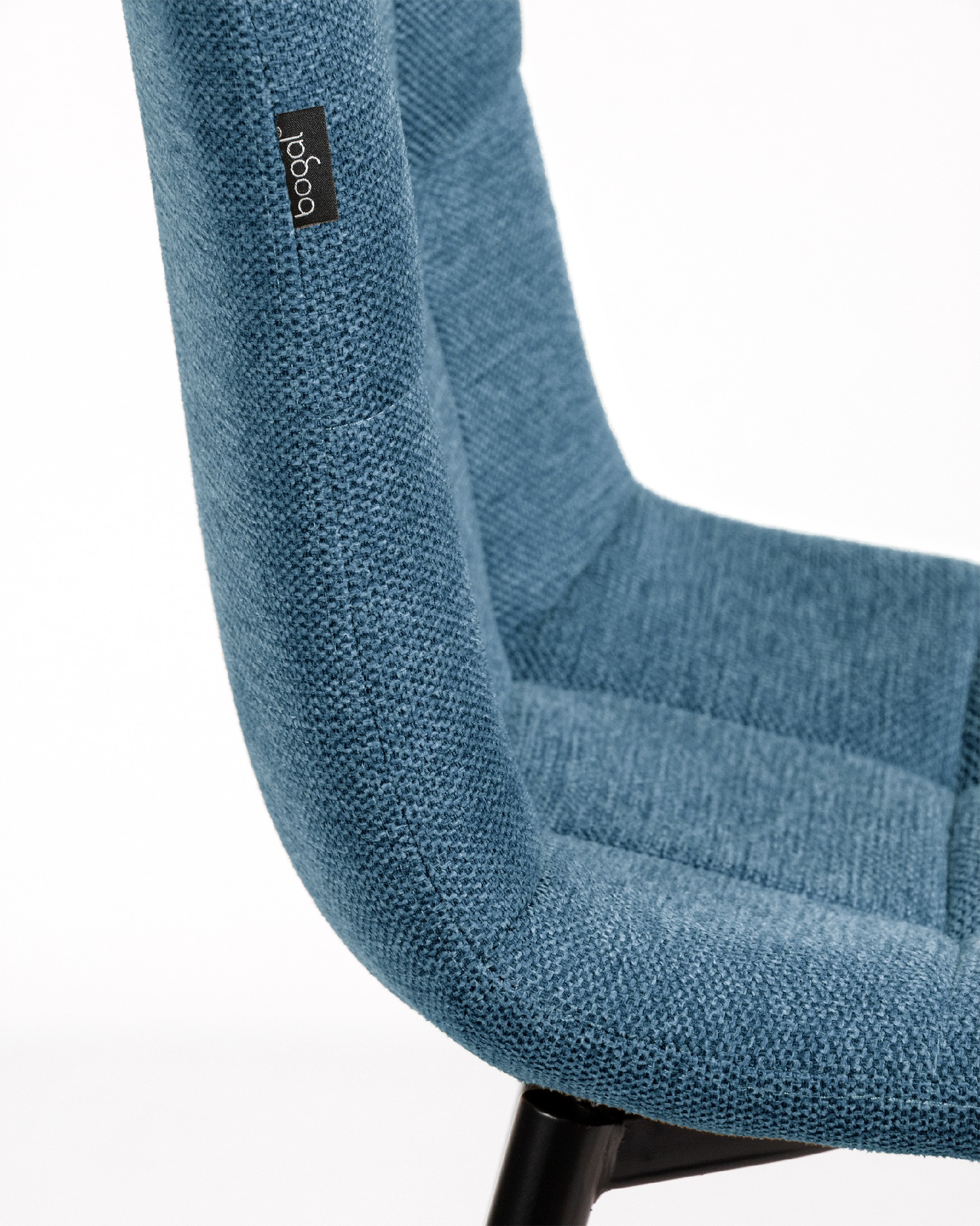 Chaise Lisboa avec rembourrage bleu et pieds métalliques noirs