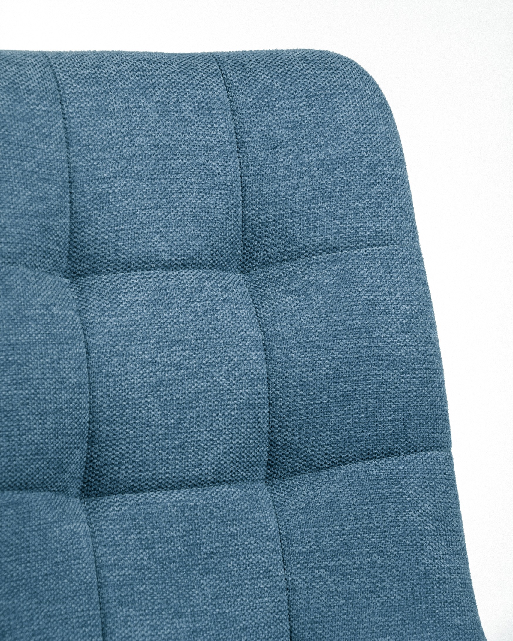 Chaise Lisboa avec rembourrage bleu et pieds métalliques noirs