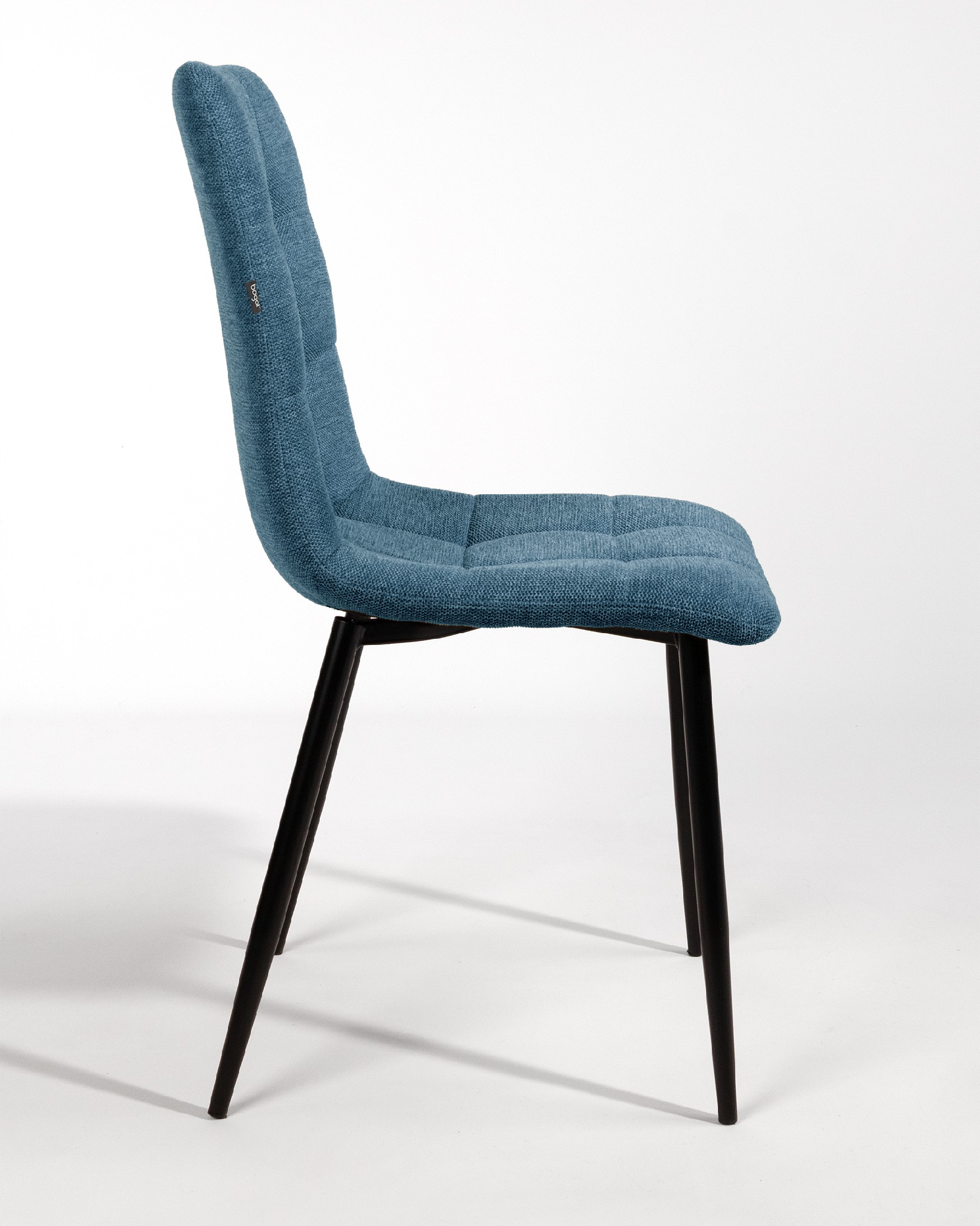 Chaise Lisboa avec rembourrage bleu et pieds métalliques noirs