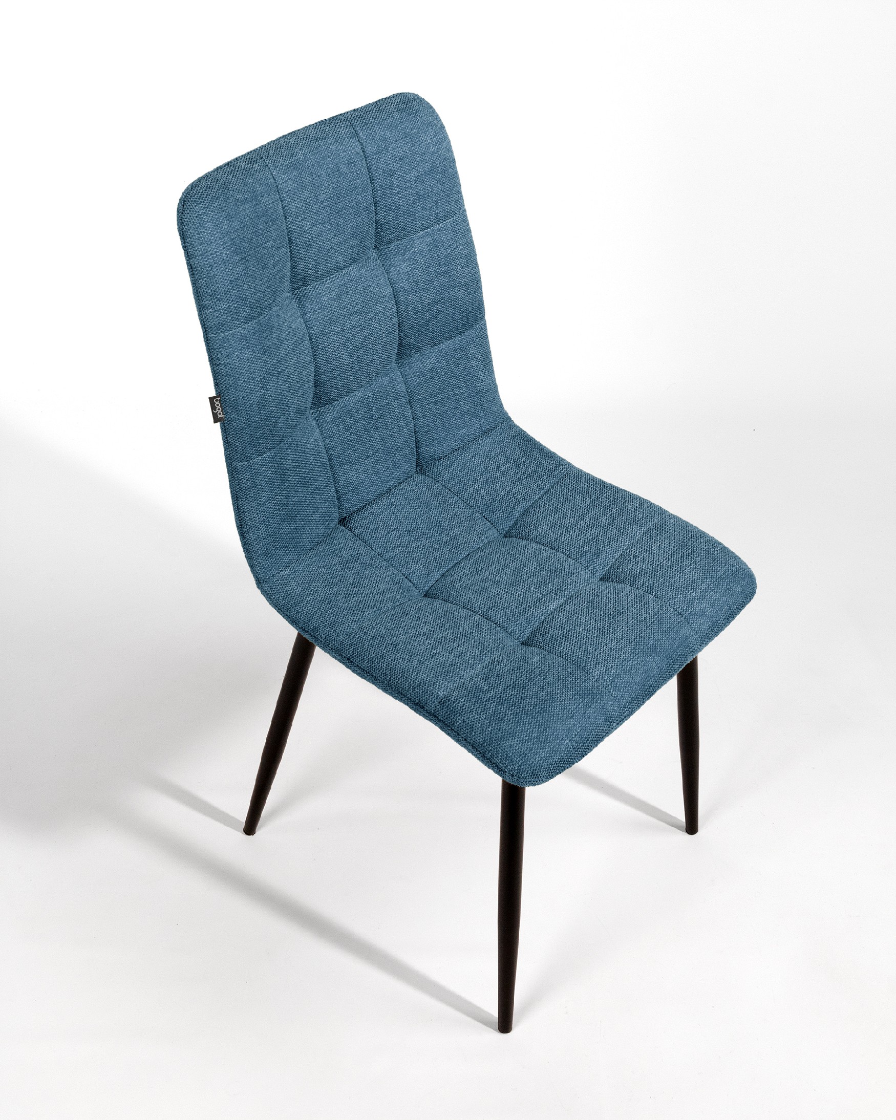 Chaise Lisboa avec rembourrage bleu et pieds métalliques noirs