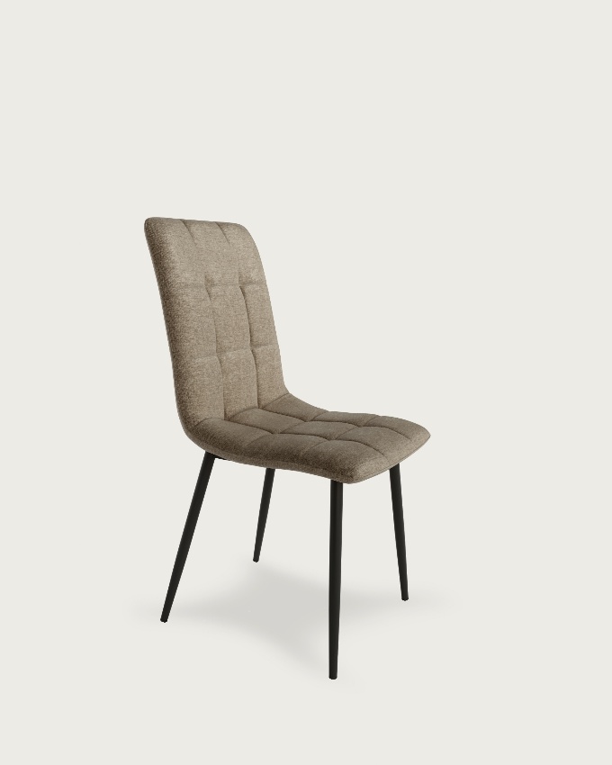 Chaise Lisboa avec un revêtement marron et des pieds métalliques noirs
