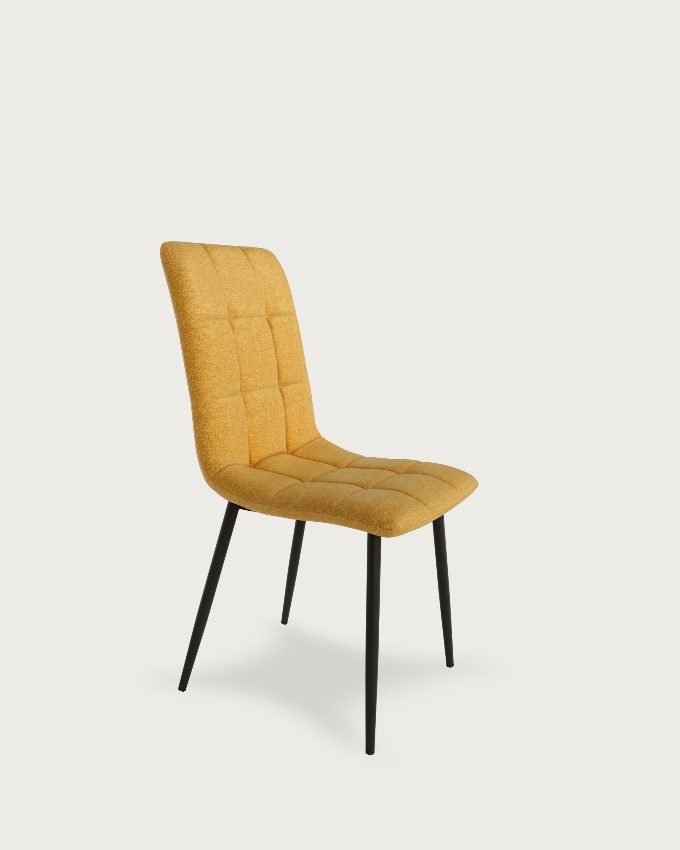Chaise Lisboa avec un revêtement moutarde et des pieds métalliques noirs