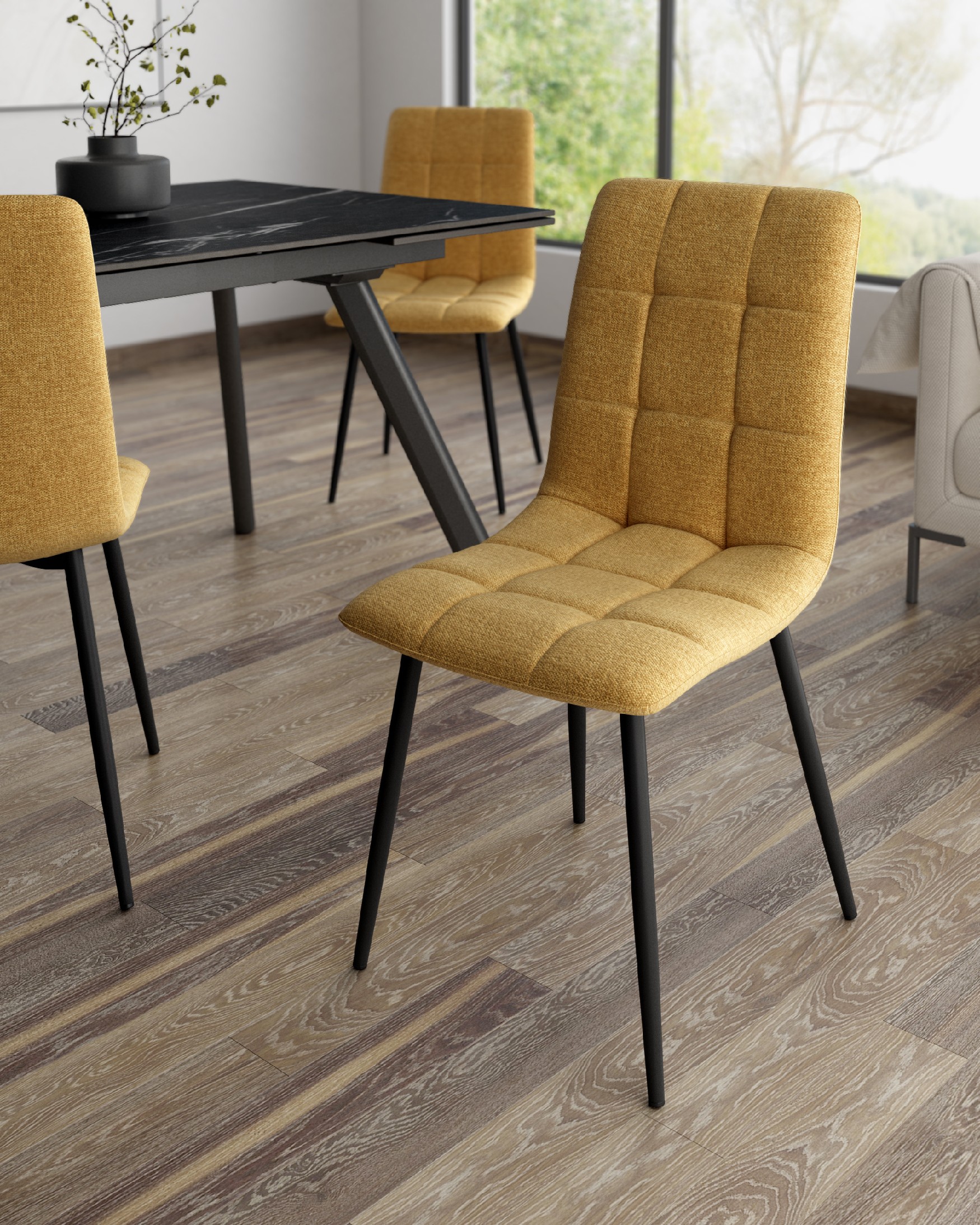 Chaise Lisboa avec un revêtement moutarde et des pieds métalliques noirs