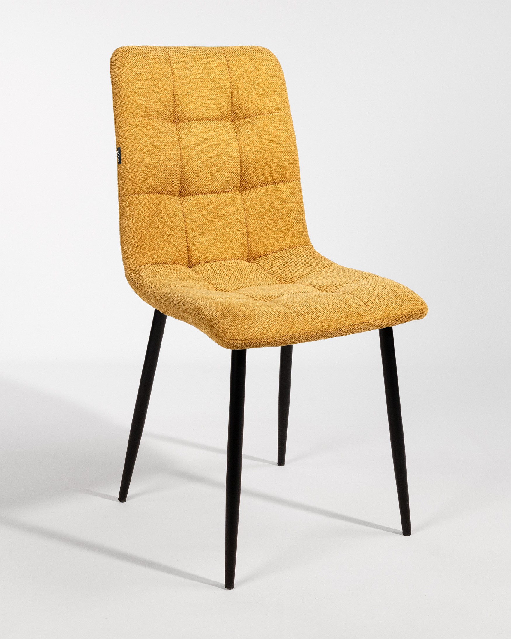 Chaise Lisboa avec un revêtement moutarde et des pieds métalliques noirs