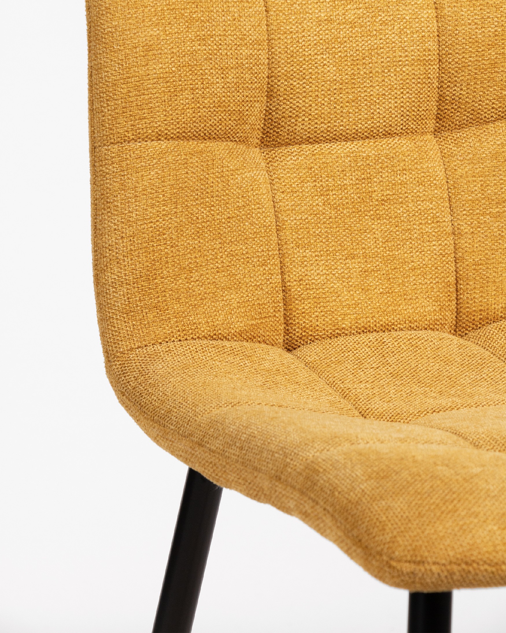Chaise Lisboa avec un revêtement moutarde et des pieds métalliques noirs