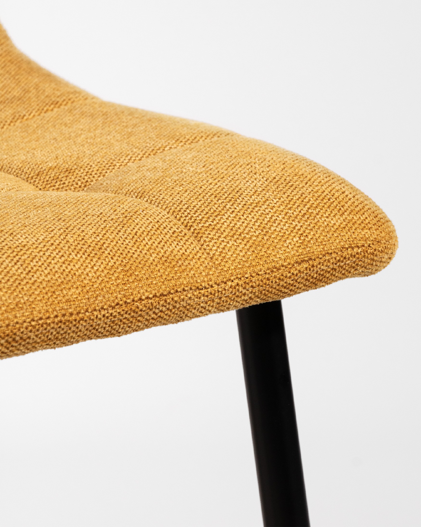 Chaise Lisboa avec un revêtement moutarde et des pieds métalliques noirs