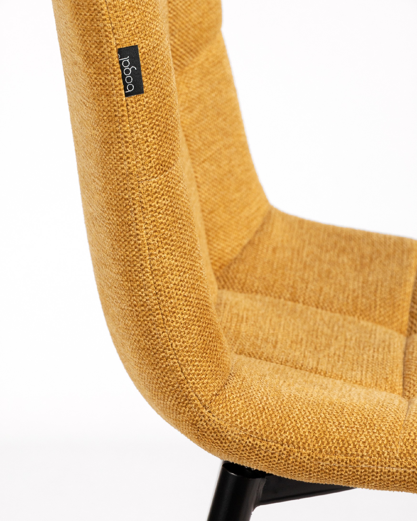 Chaise Lisboa avec un revêtement moutarde et des pieds métalliques noirs