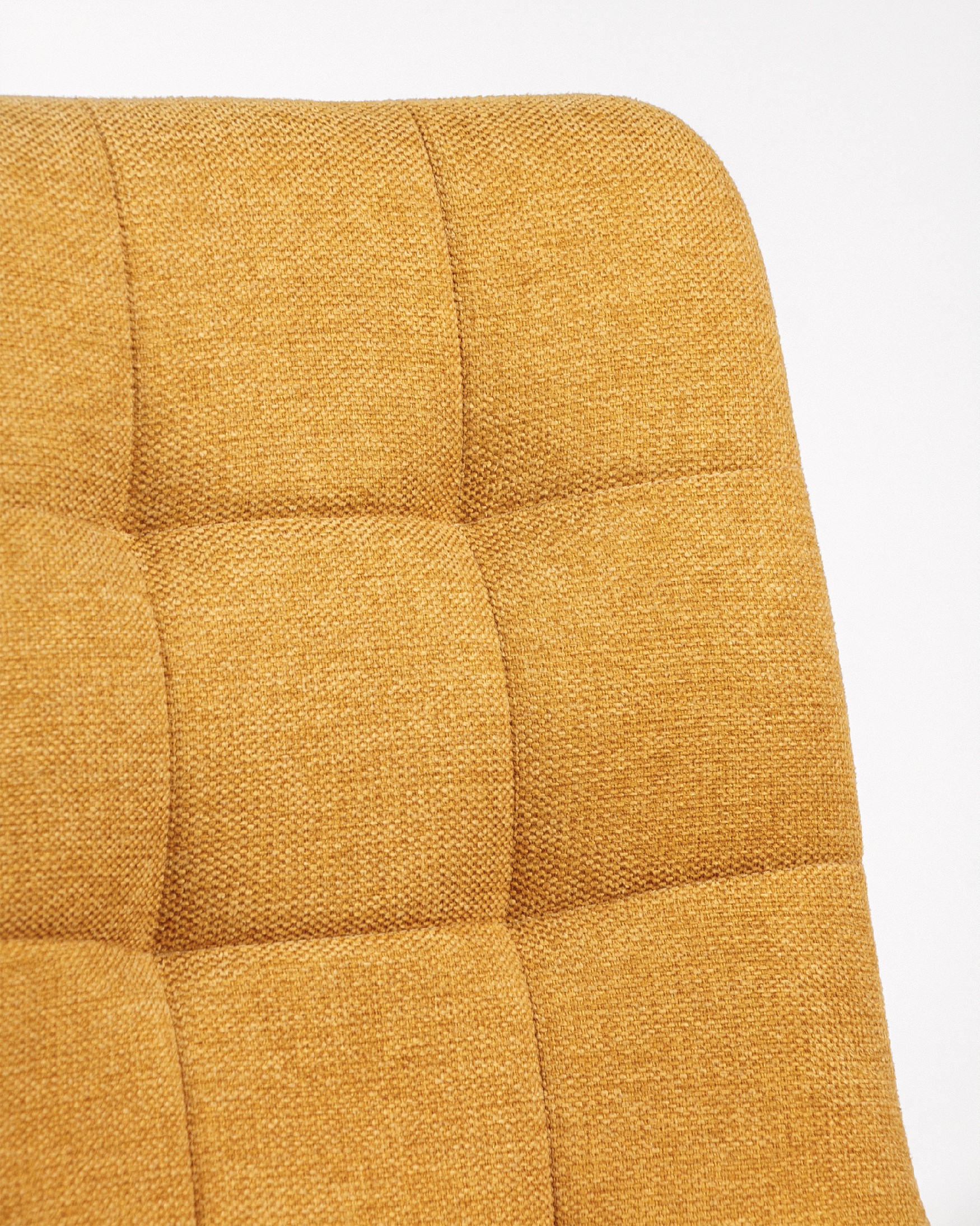 Chaise Lisboa avec un revêtement moutarde et des pieds métalliques noirs