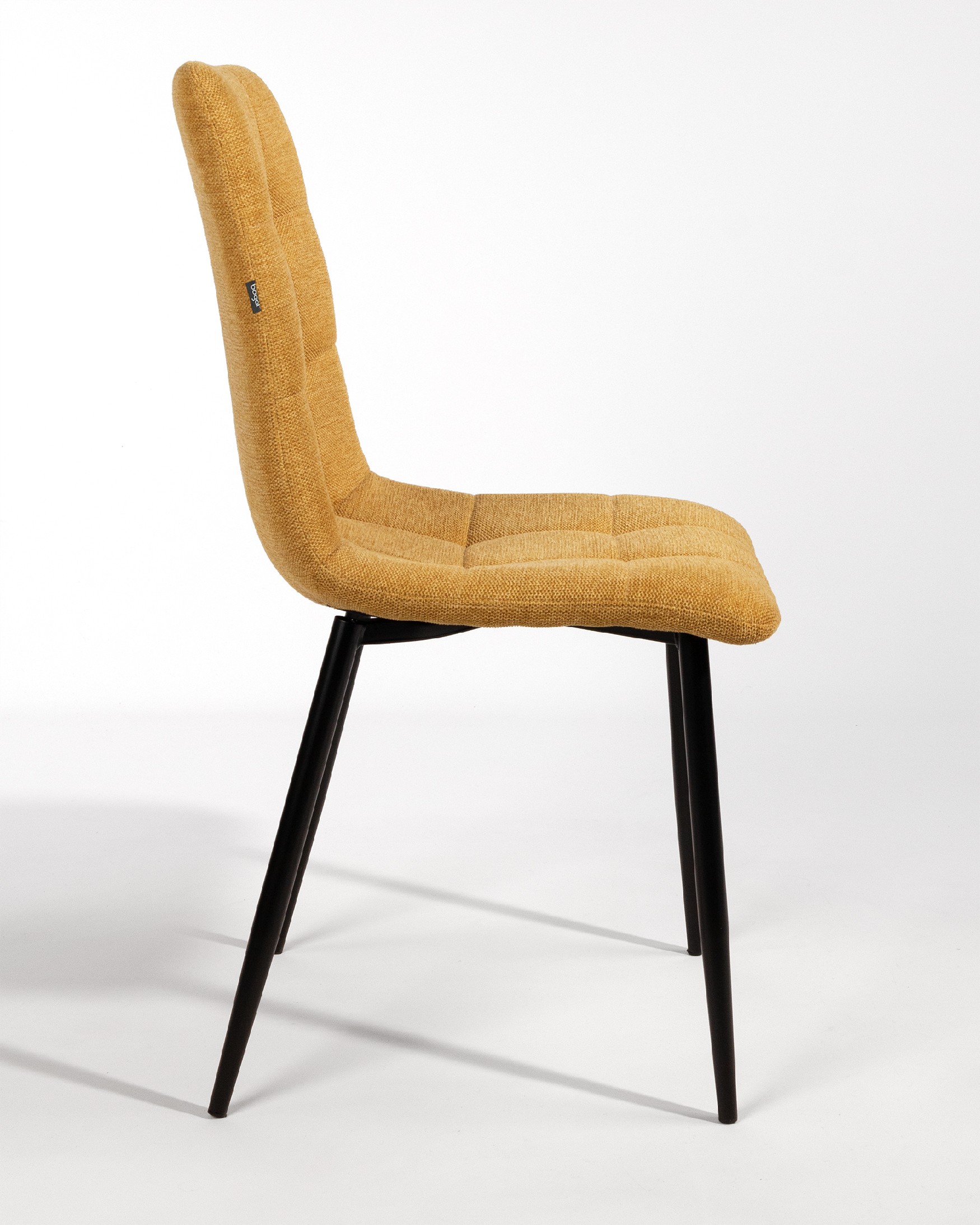 Chaise Lisboa avec un revêtement moutarde et des pieds métalliques noirs