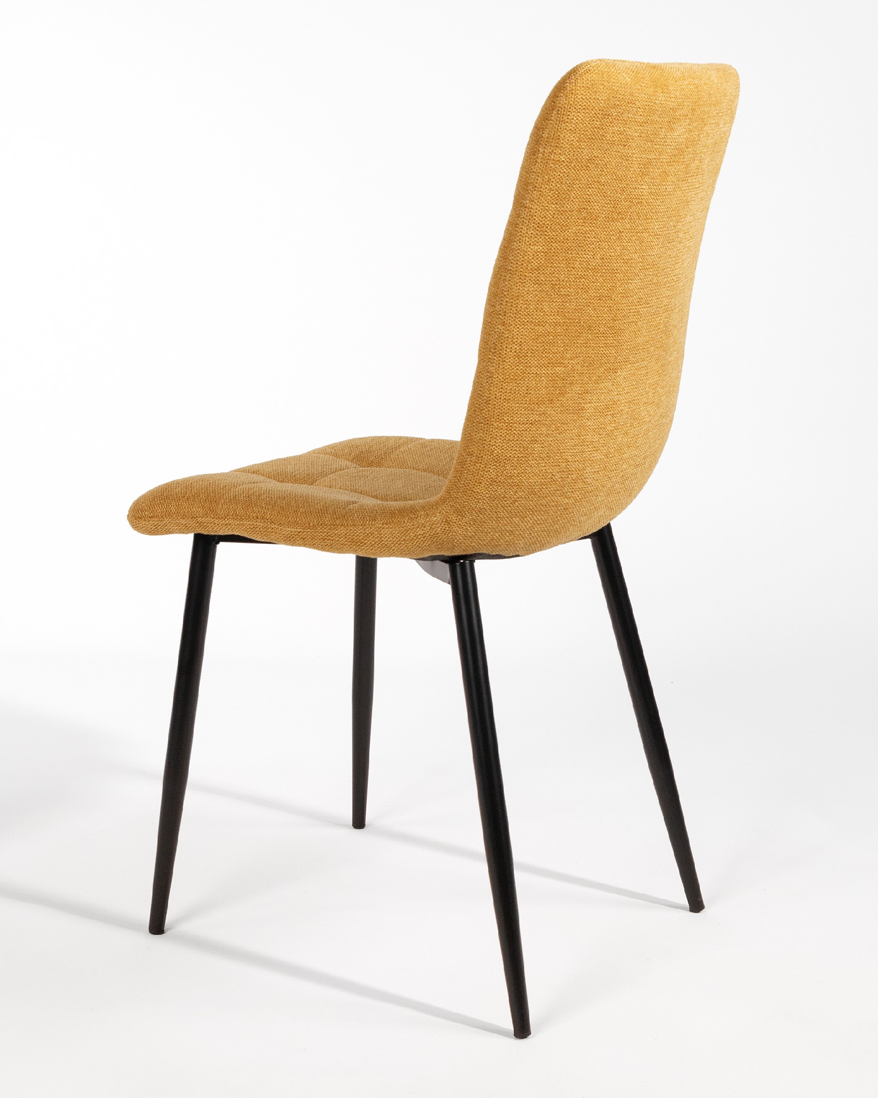 Chaise Lisboa avec un revêtement moutarde et des pieds métalliques noirs