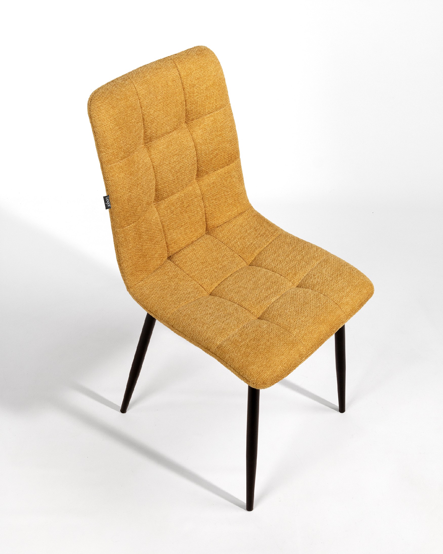 Chaise Lisboa avec un revêtement moutarde et des pieds métalliques noirs
