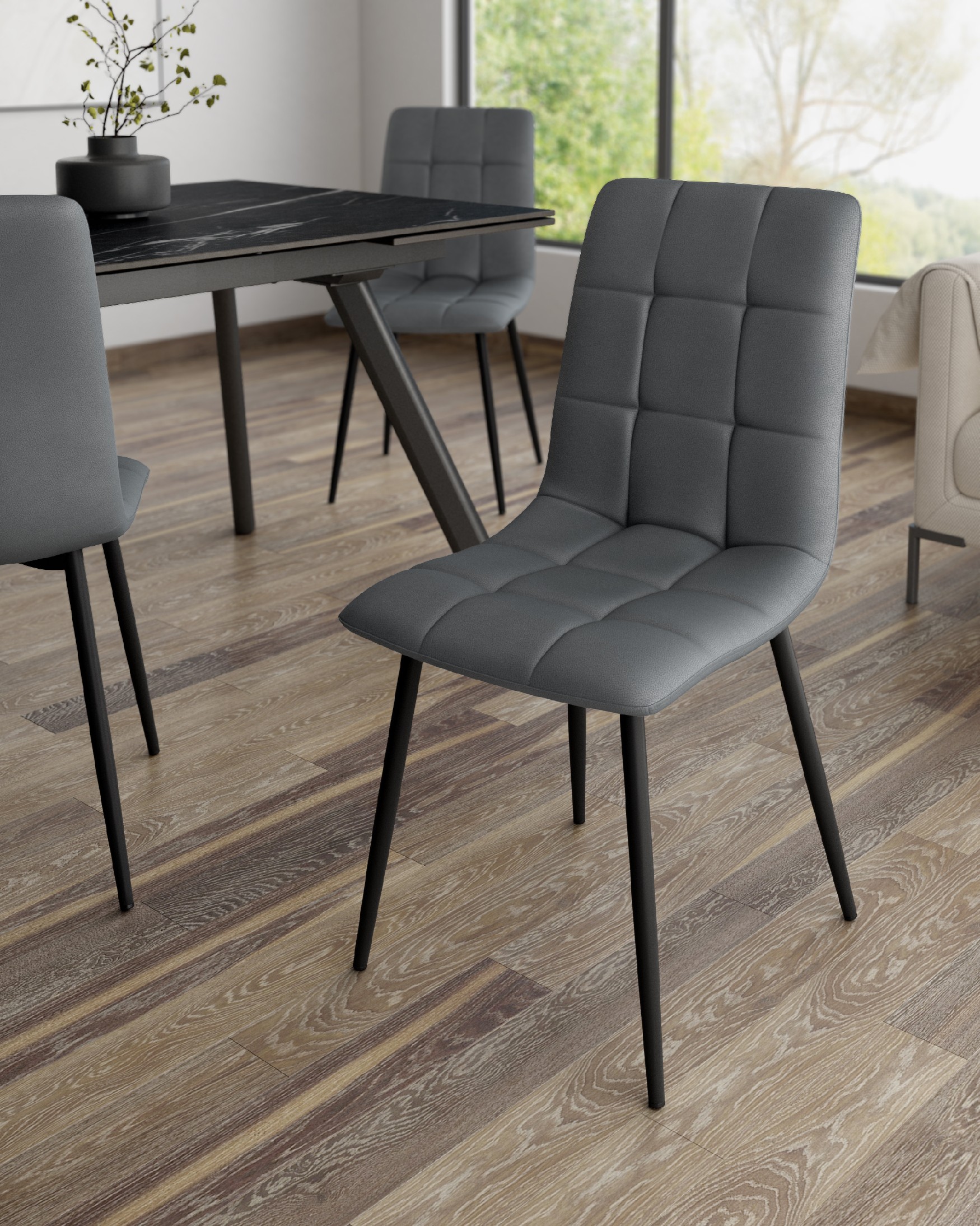 Chaise Lisboa avec un revêtement plomb et des pieds métalliques noirs