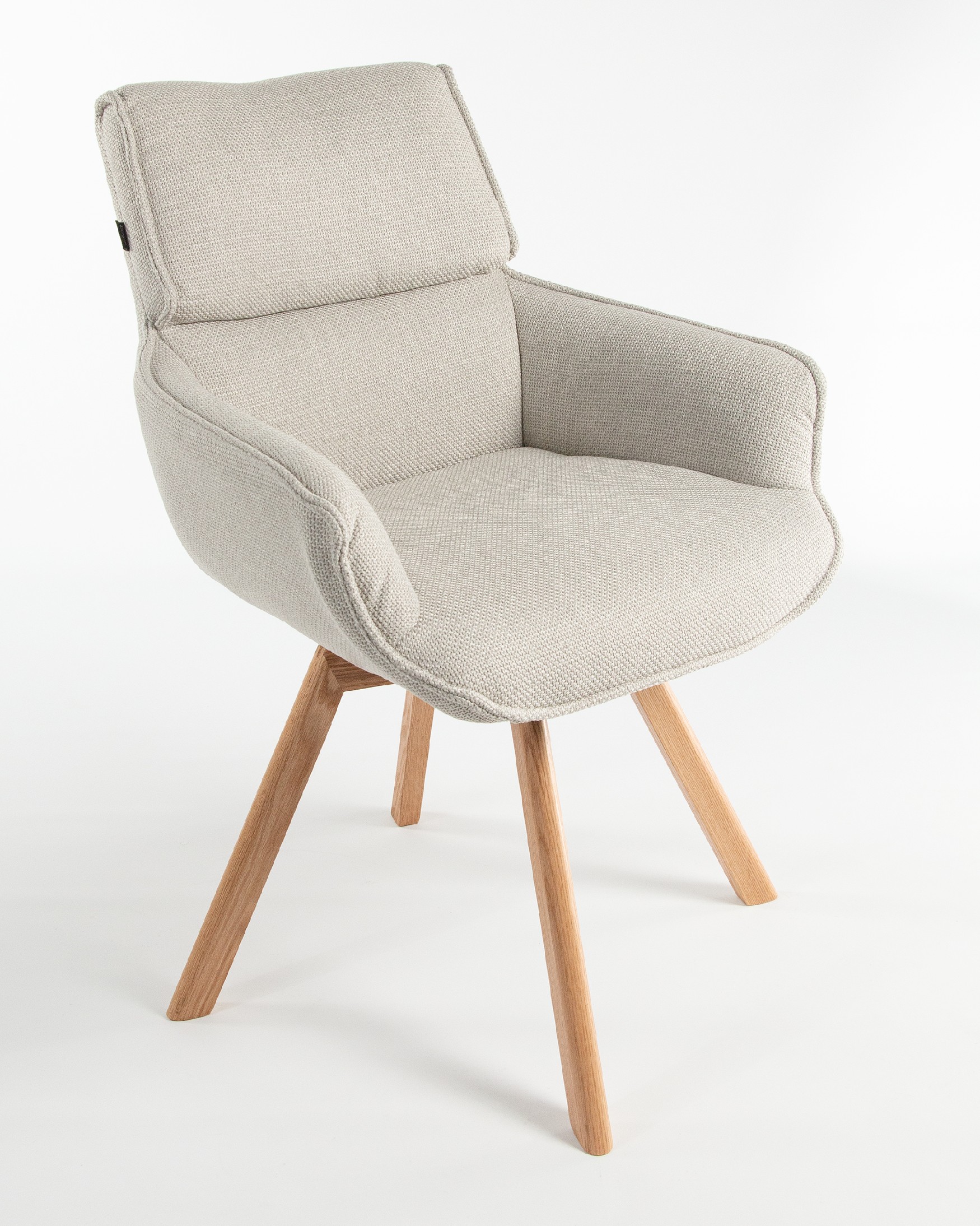Silla Liverpool con tapizado perla y patas de madera