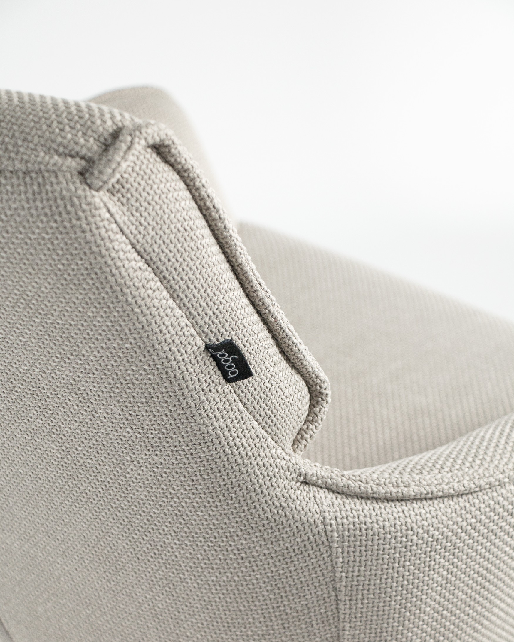 Silla Liverpool con tapizado perla y patas de madera