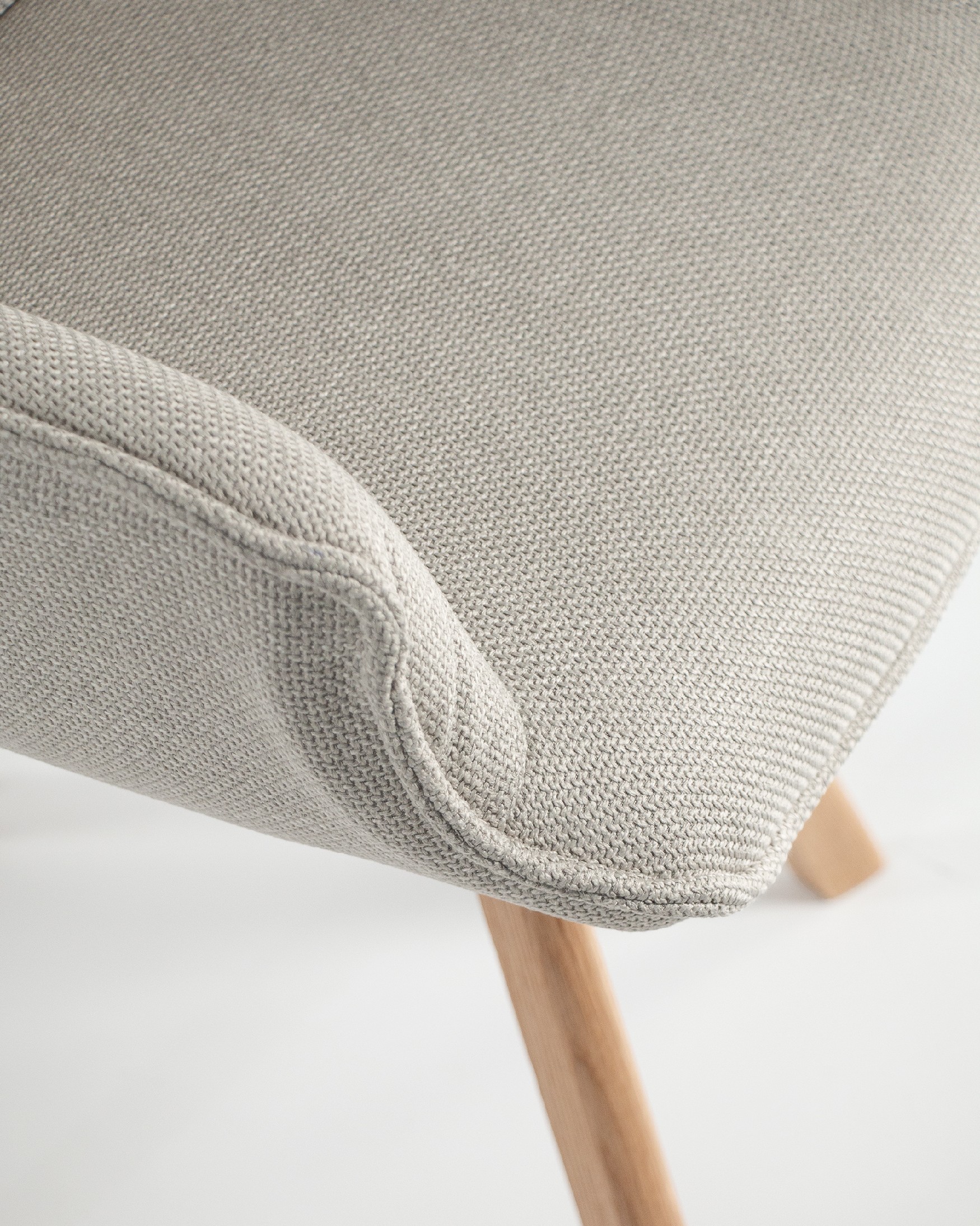 Silla Liverpool con tapizado perla y patas de madera