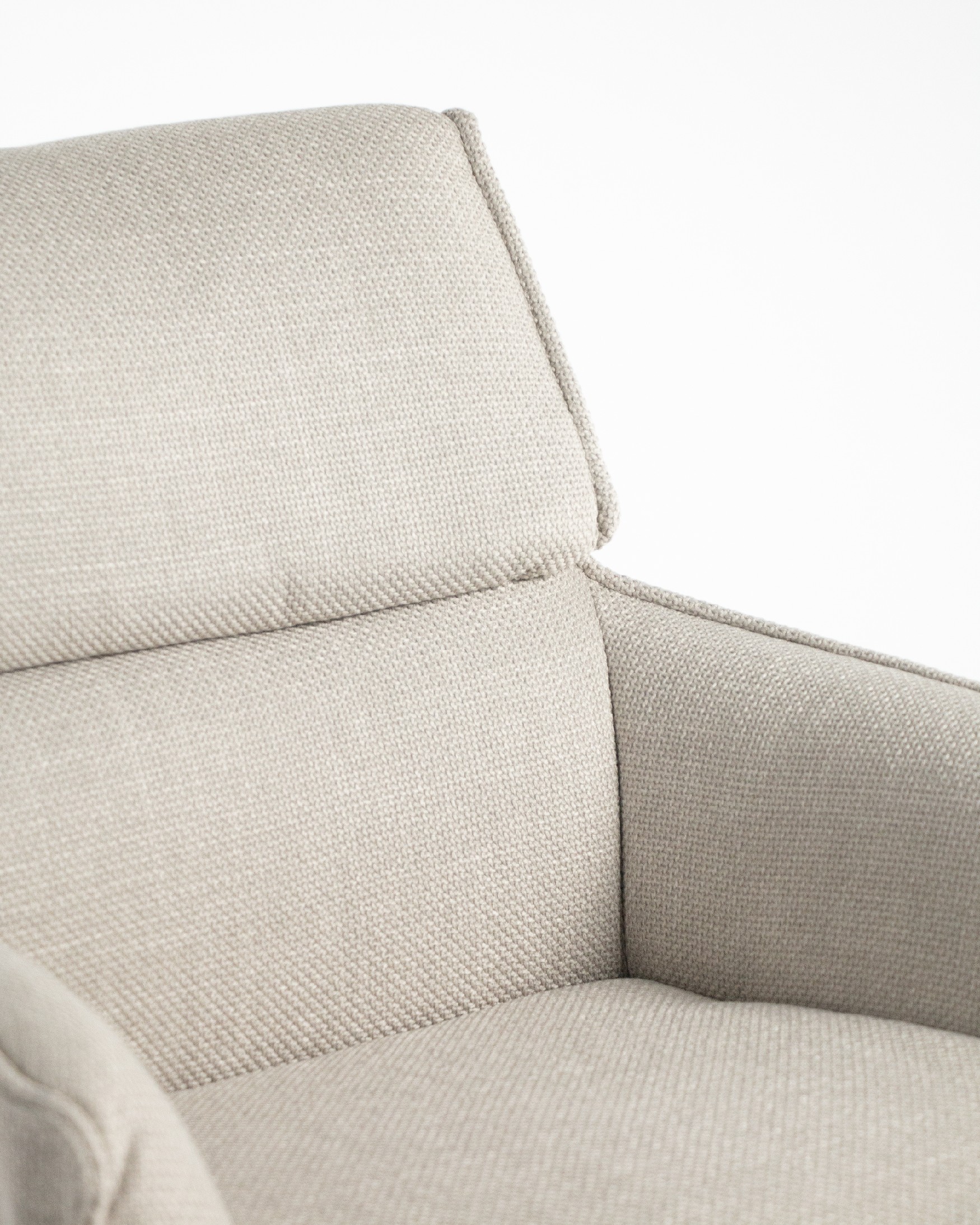 Silla Liverpool con tapizado perla y patas de madera
