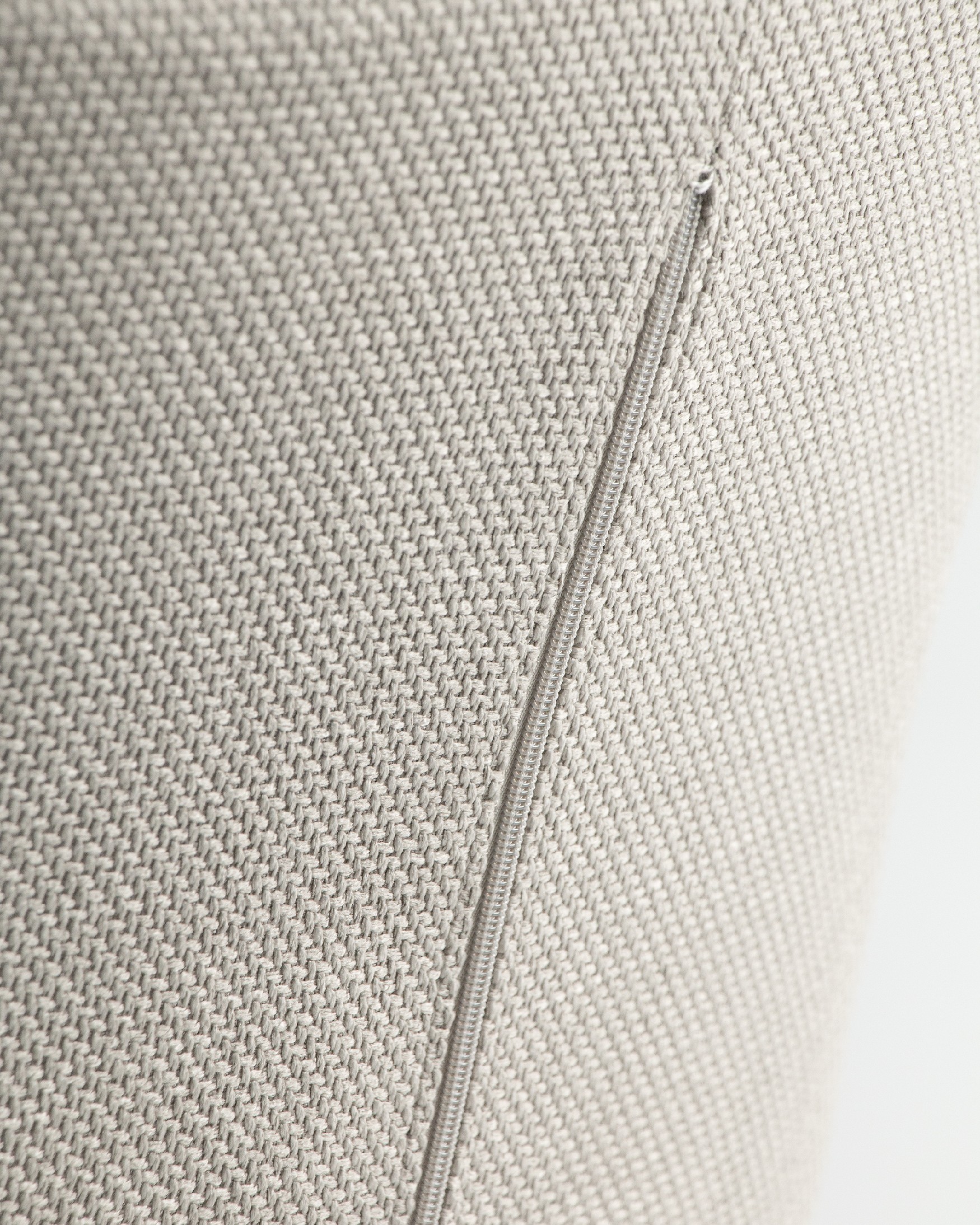 Silla Liverpool con tapizado perla y patas de madera