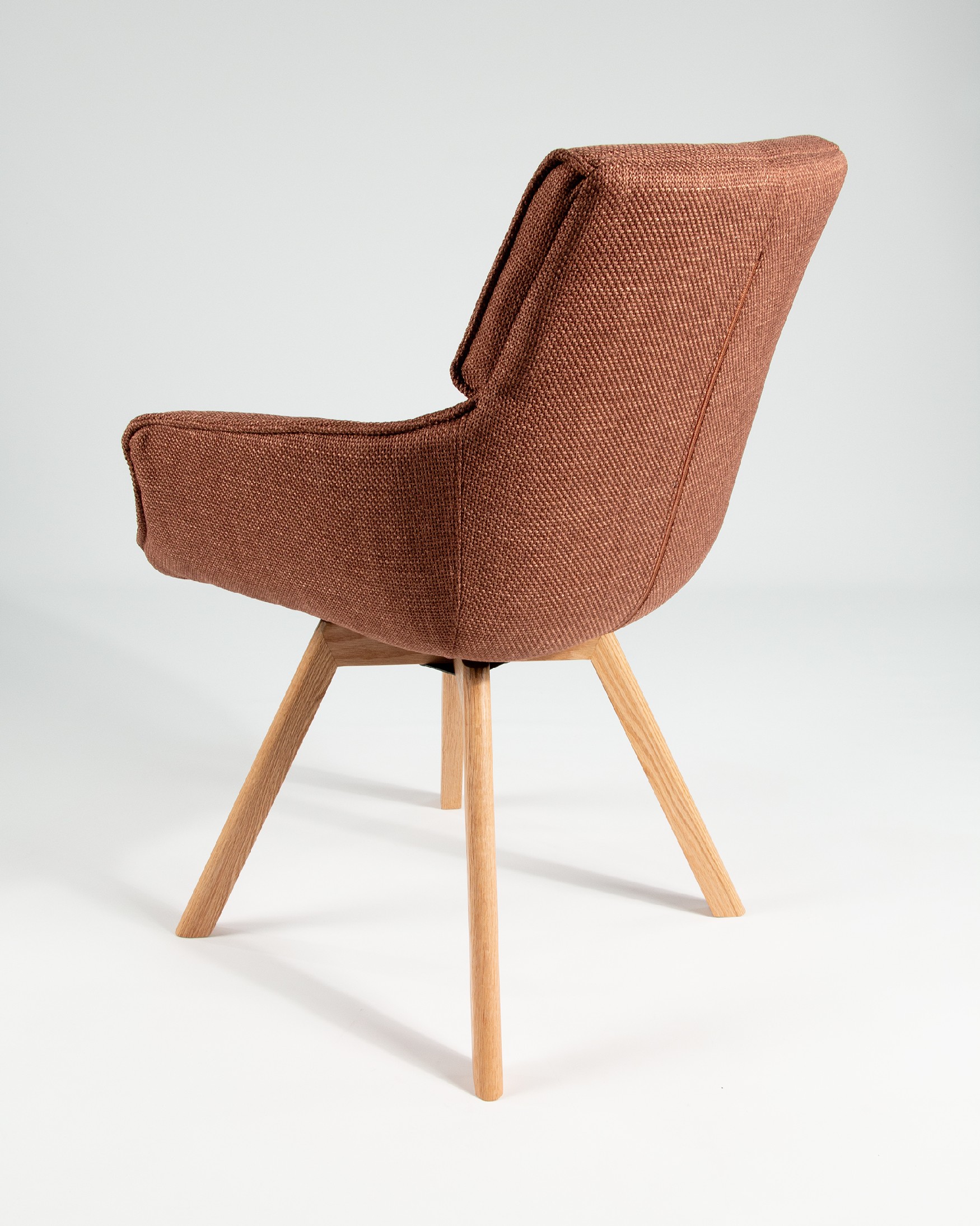Silla Liverpool con tapizado terracota y patas de madera