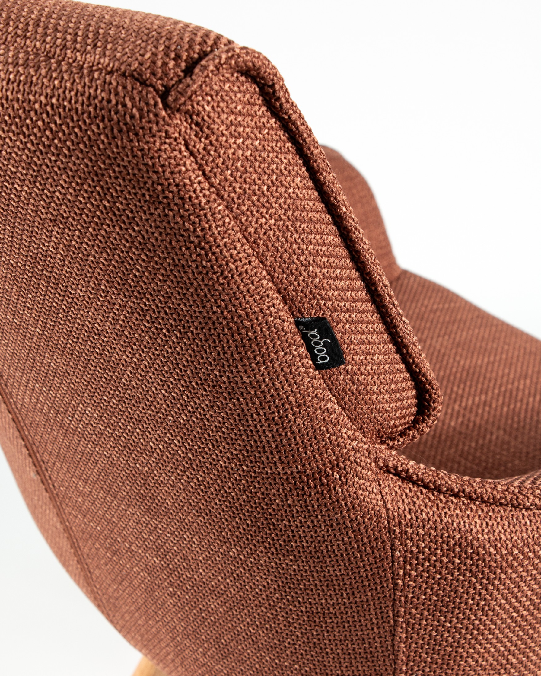 Silla Liverpool con tapizado terracota y patas de madera