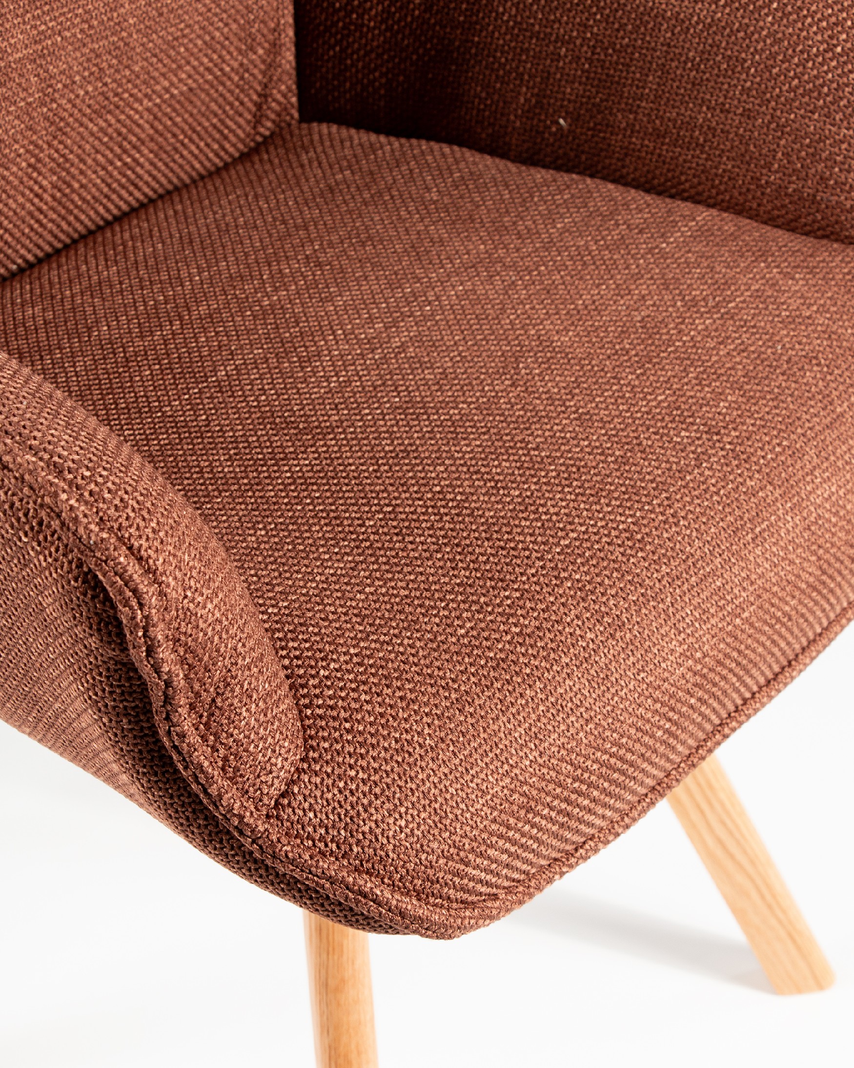 Silla Liverpool con tapizado terracota y patas de madera