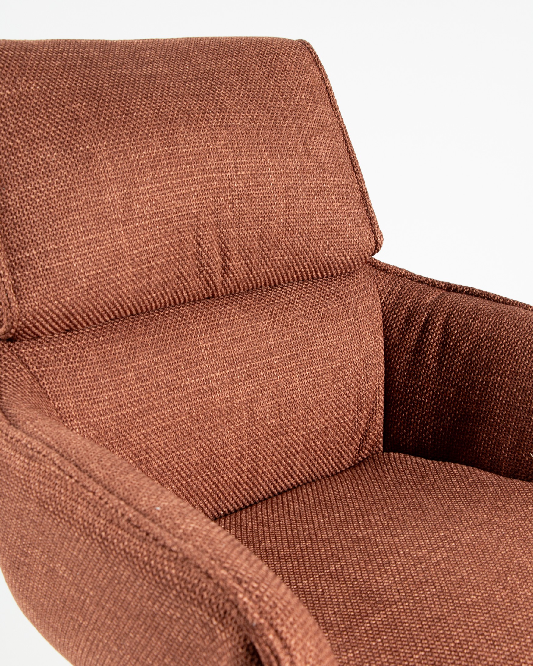 Silla Liverpool con tapizado terracota y patas de madera