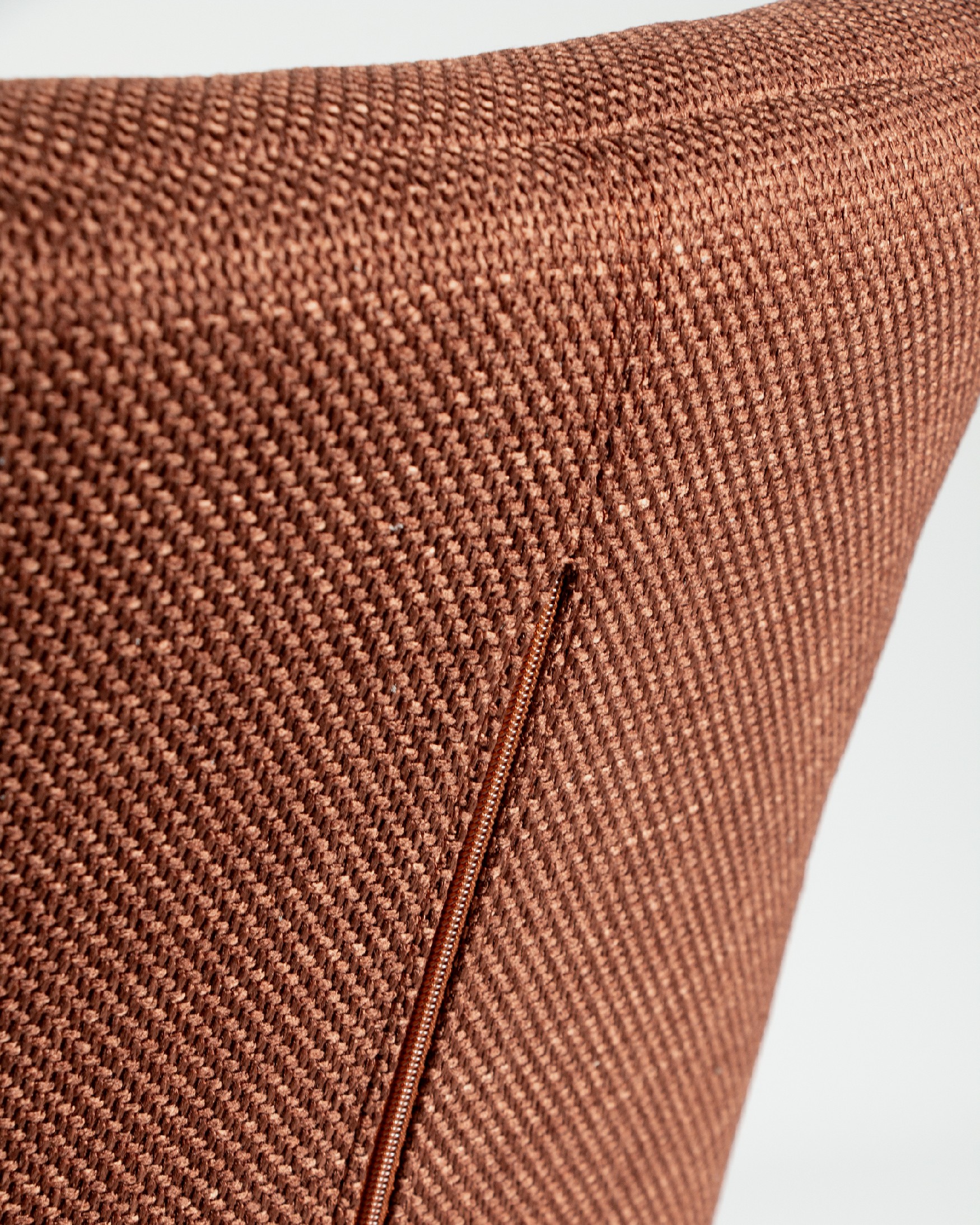 Silla Liverpool con tapizado terracota y patas de madera
