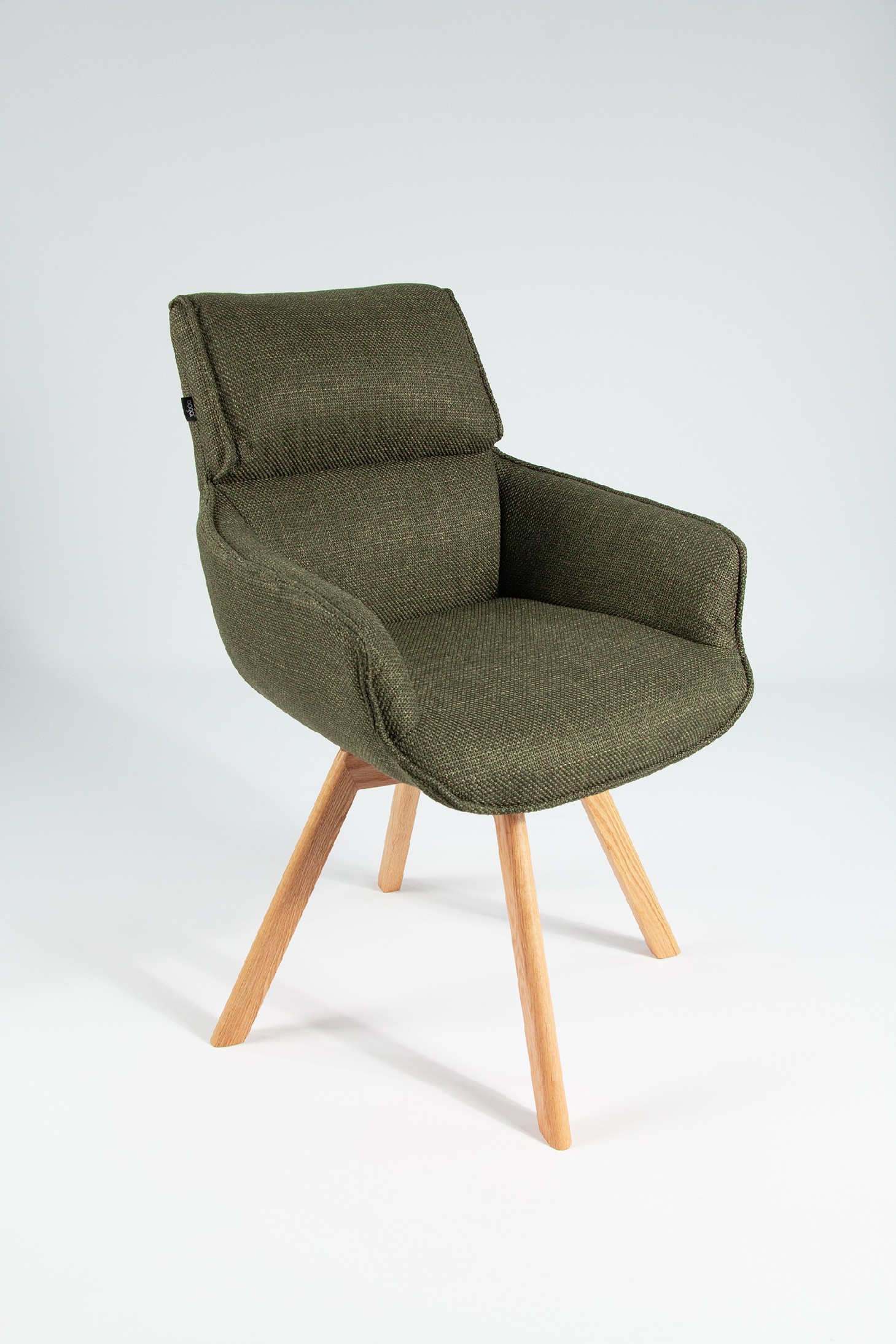 Silla Liverpool con tapizado verde y patas madera
