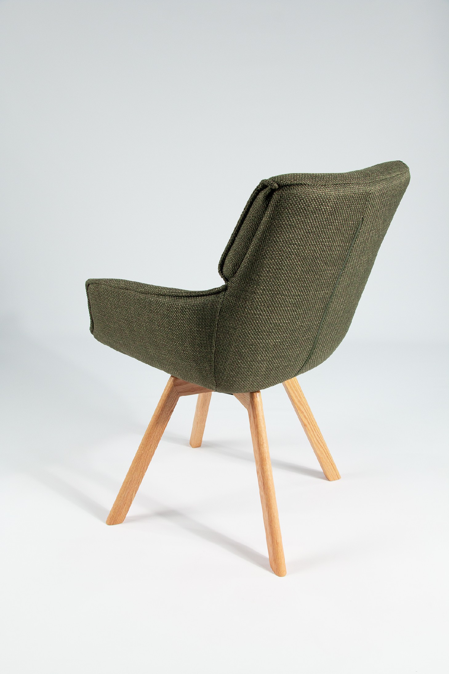 Silla Liverpool con tapizado verde y patas madera