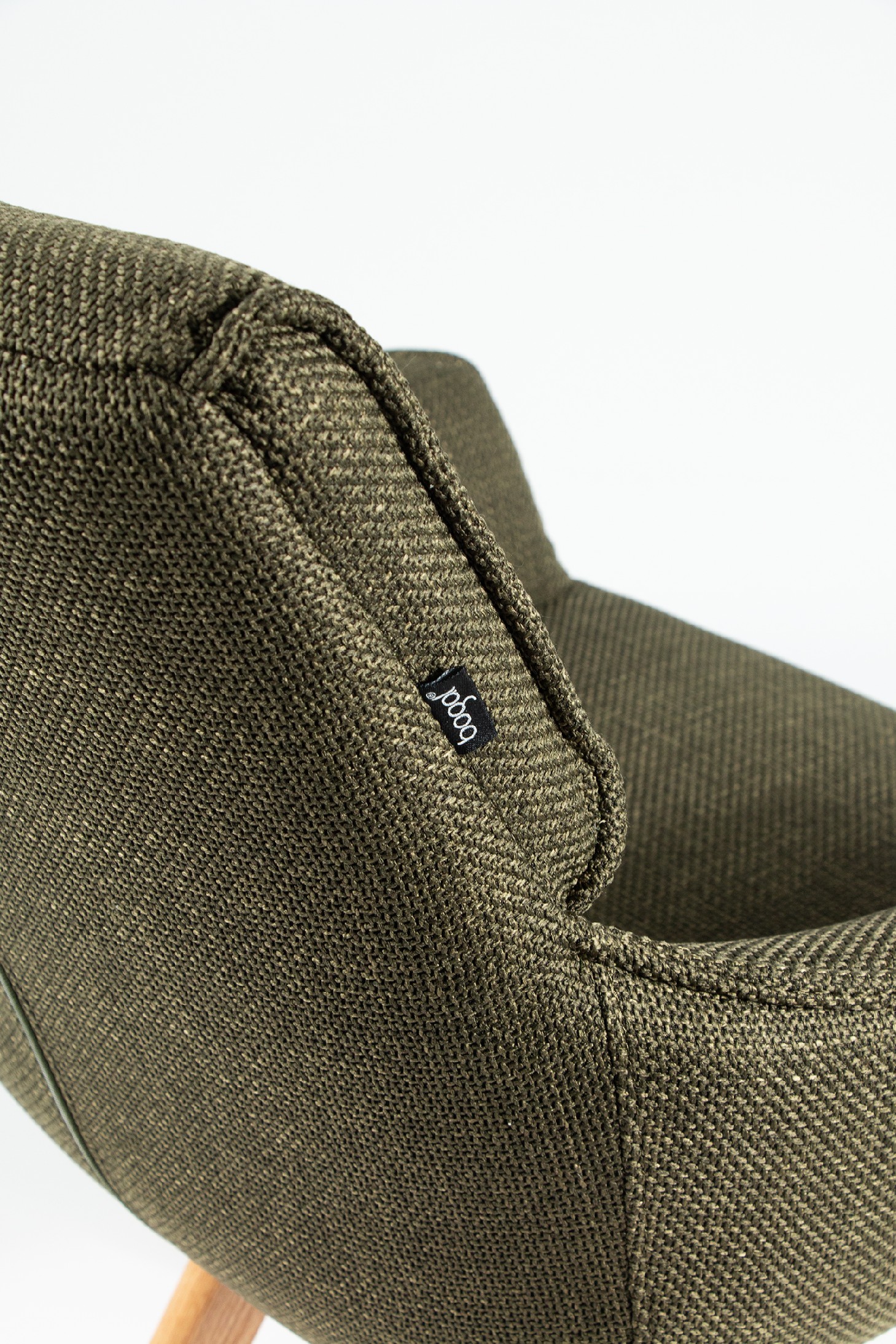 Silla Liverpool con tapizado verde y patas madera