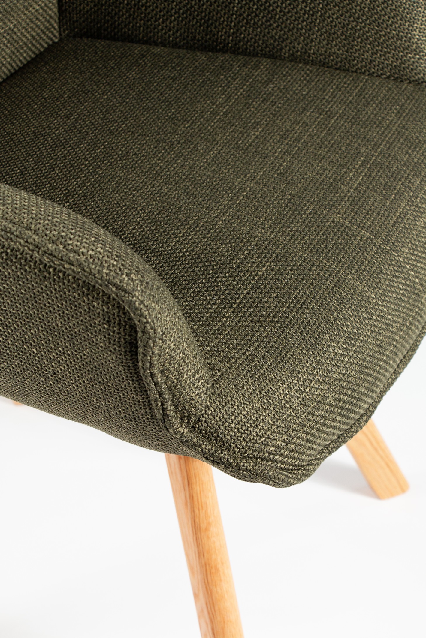 Silla Liverpool con tapizado verde y patas madera