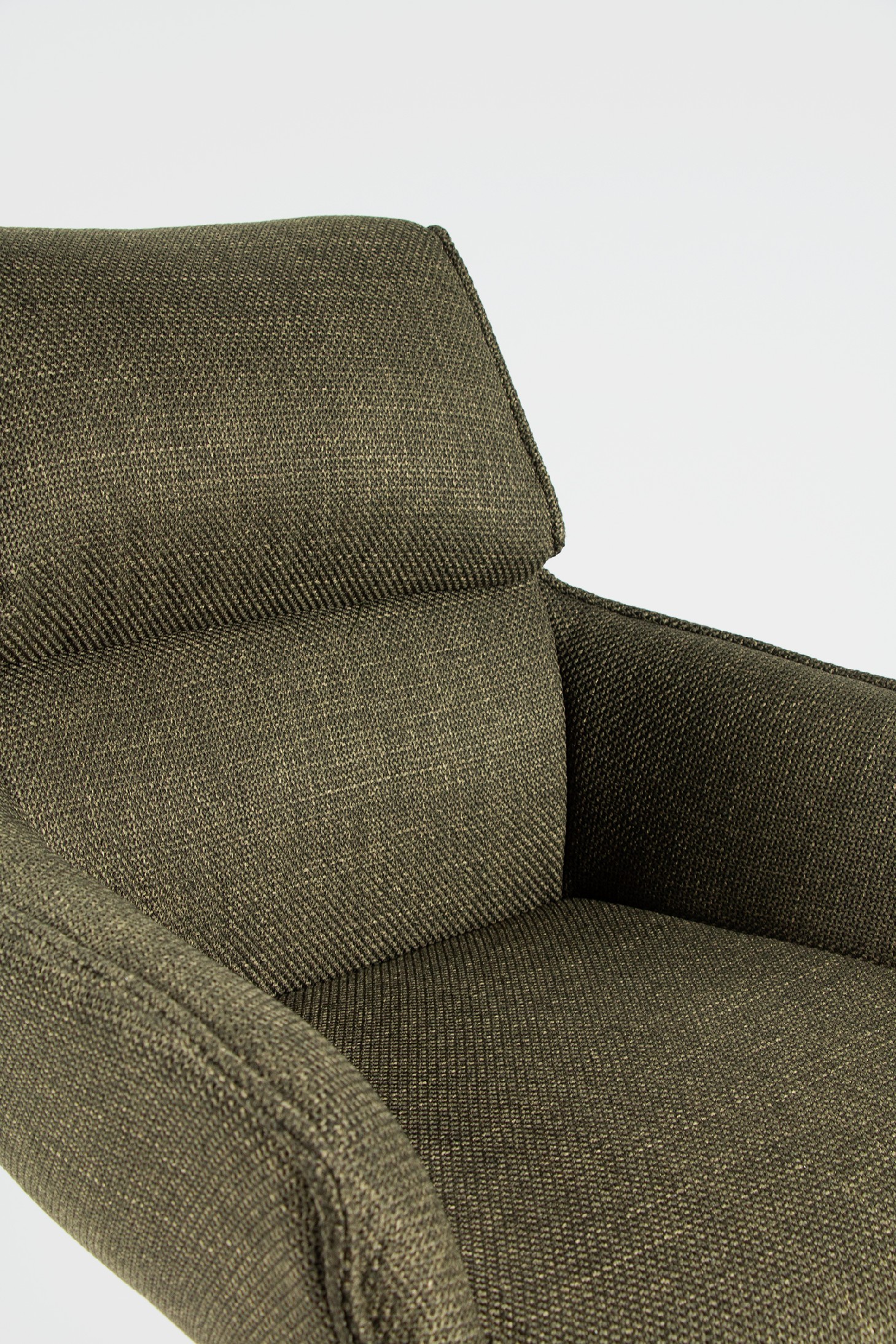 Silla Liverpool con tapizado verde y patas madera