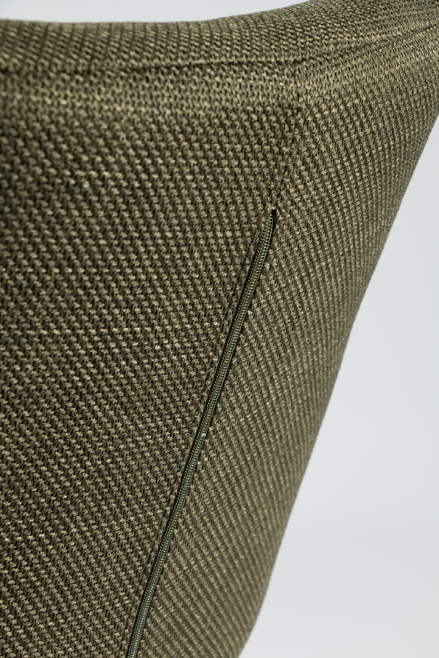 Silla Liverpool con tapizado verde y patas madera