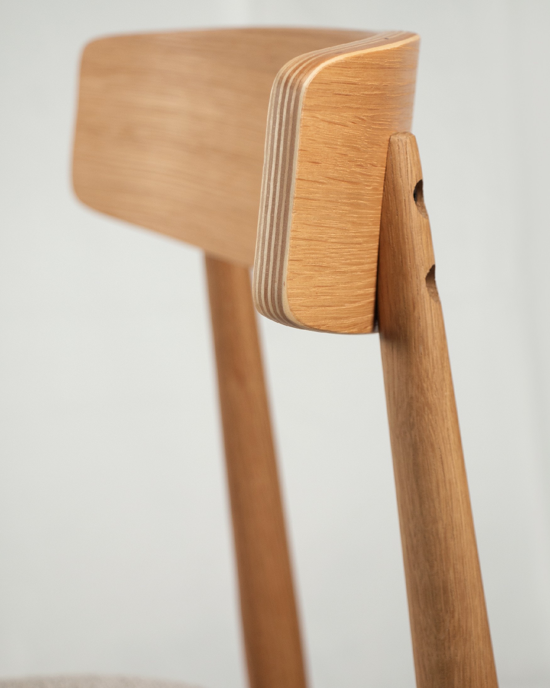 Chaise Malmo avec un revêtement en os et une structure en chêne naturel