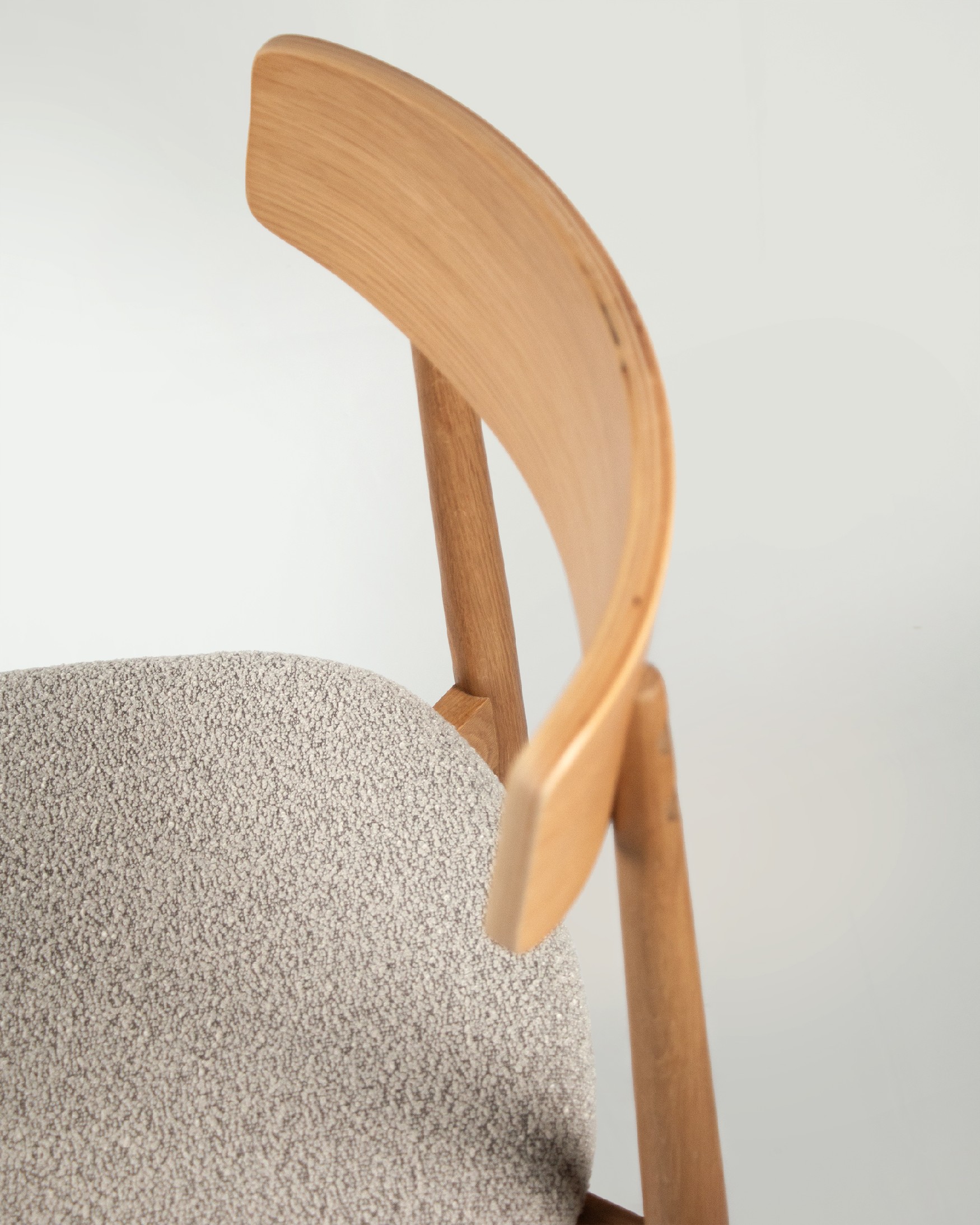 Chaise Malmo avec un revêtement en os et une structure en chêne naturel