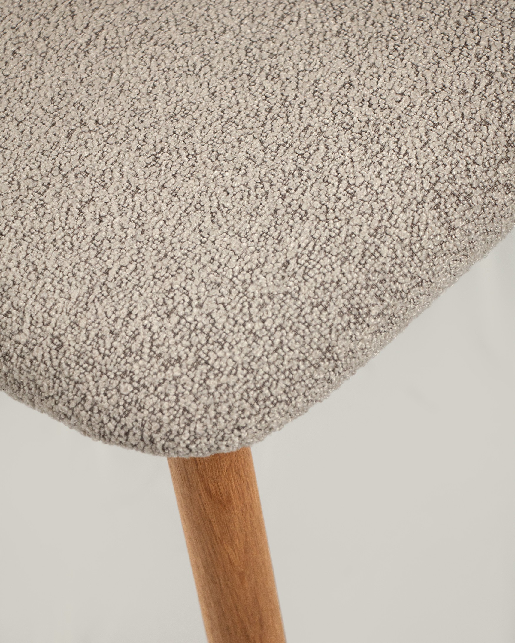 Chaise Malmo avec un revêtement en os et une structure en chêne naturel
