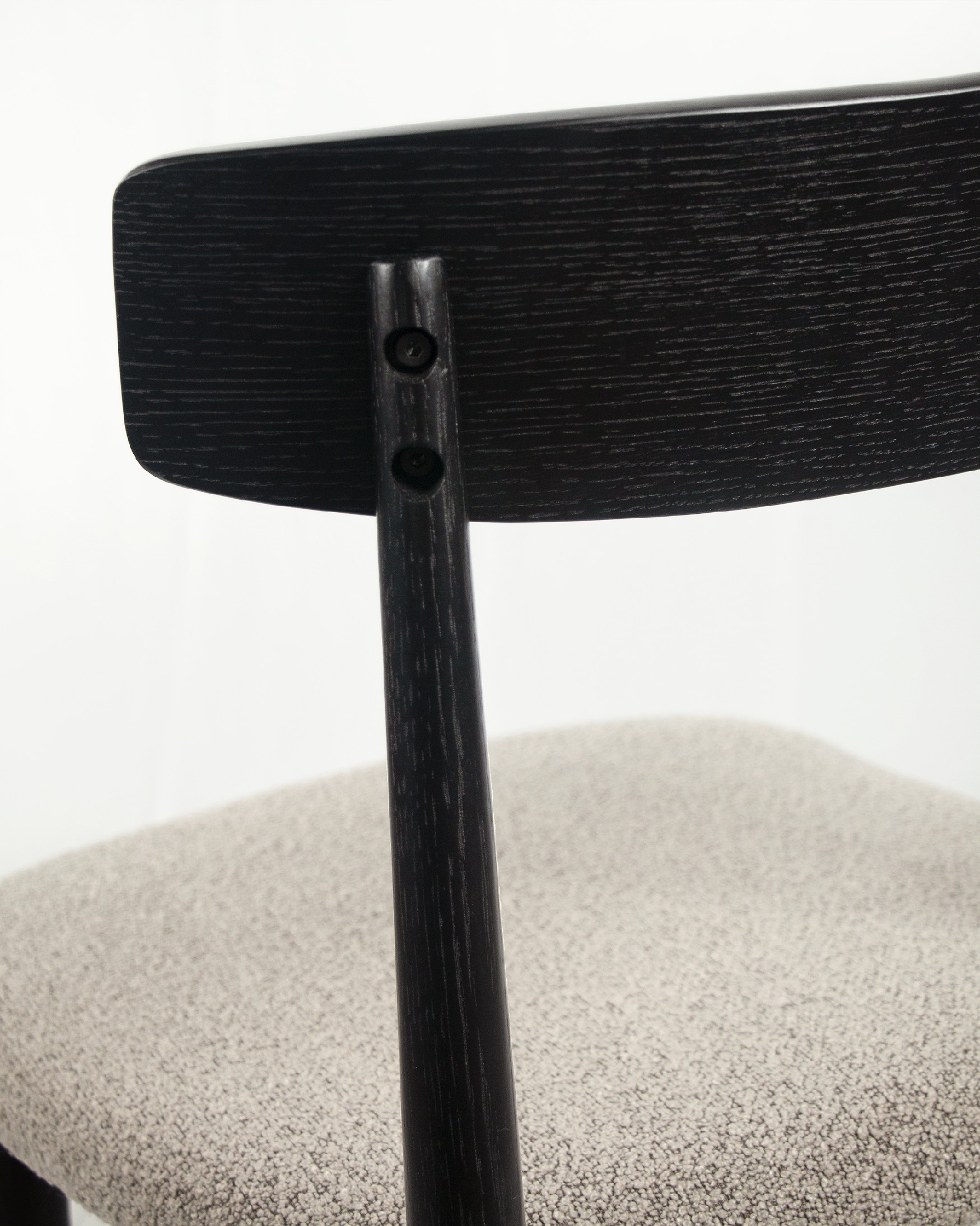 Chaise Malmo avec un revêtement en os et une structure en chêne noir