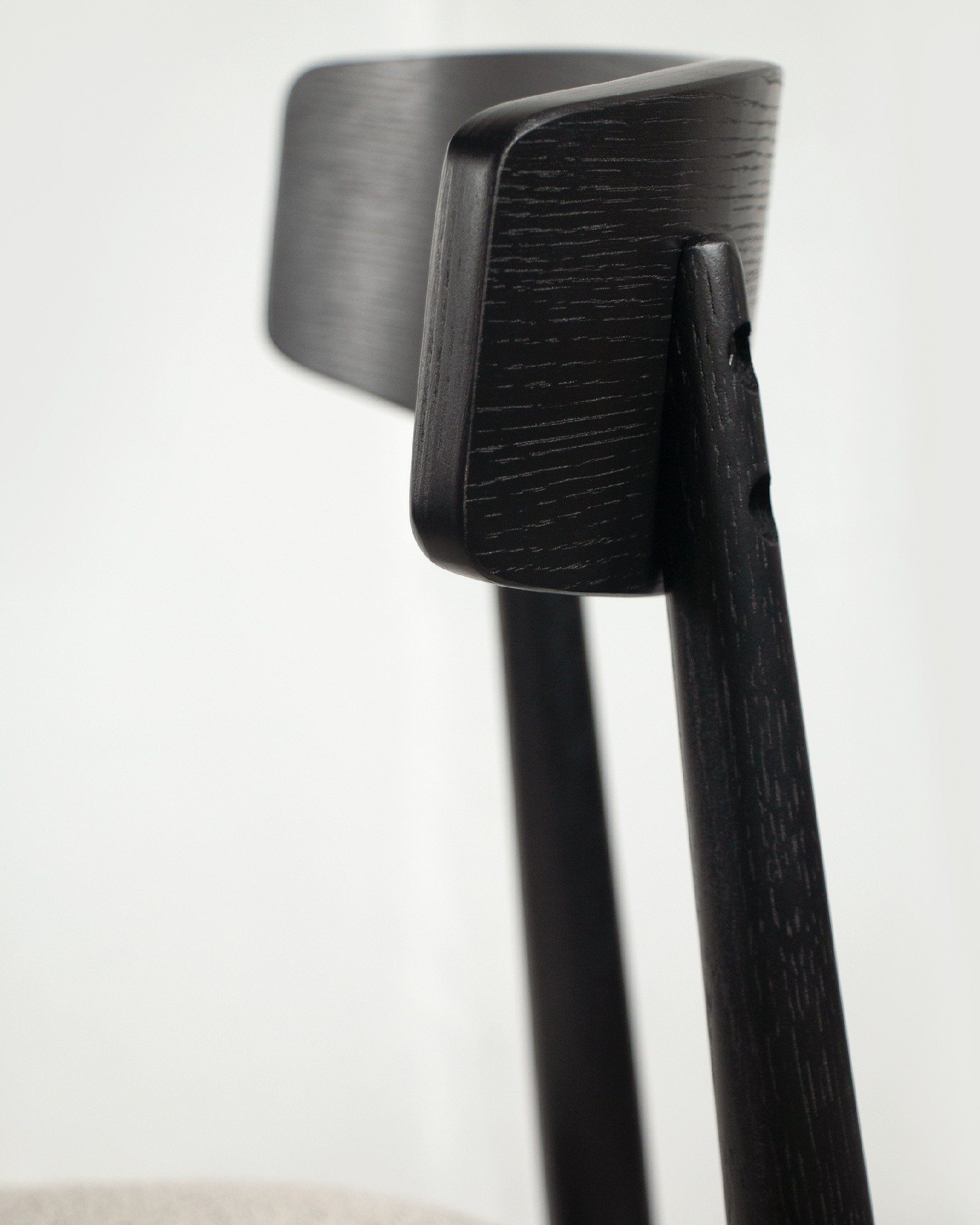 Chaise Malmo avec un revêtement en os et une structure en chêne noir