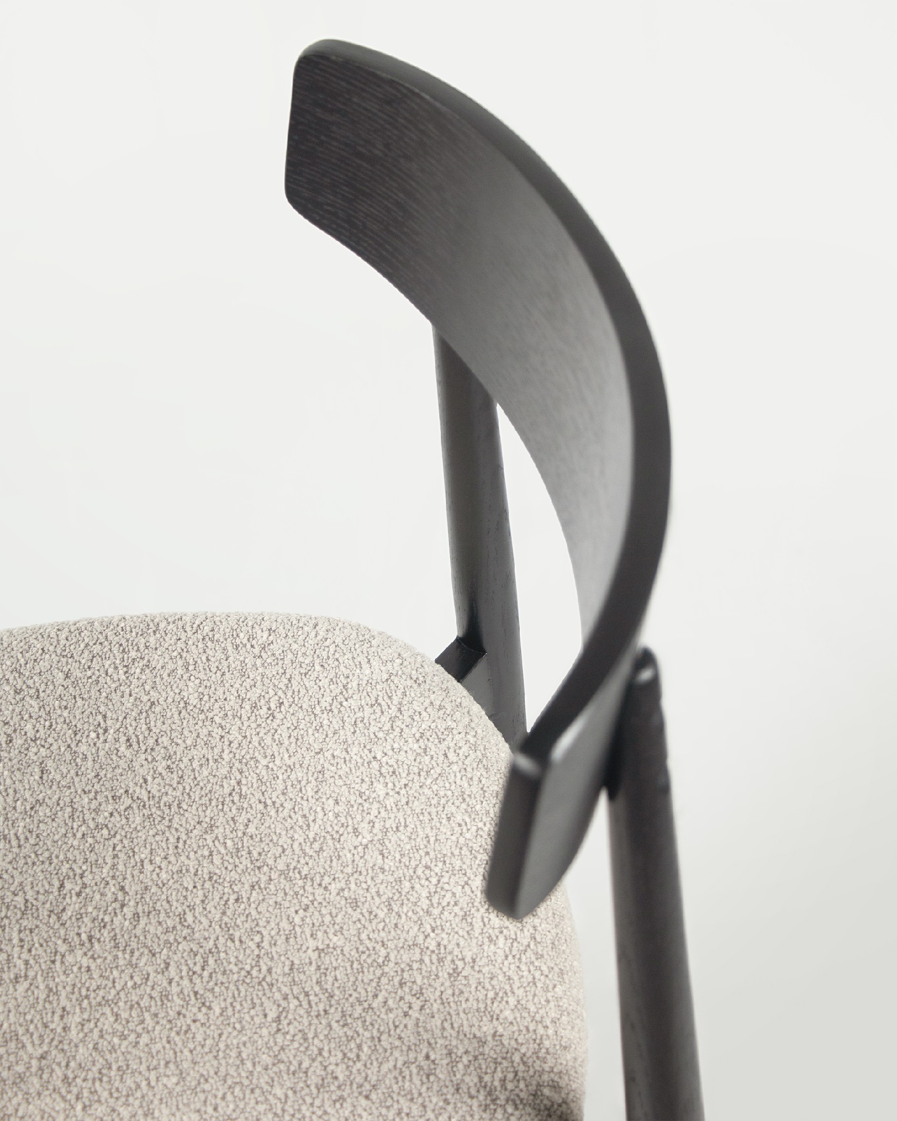 Chaise Malmo avec un revêtement en os et une structure en chêne noir