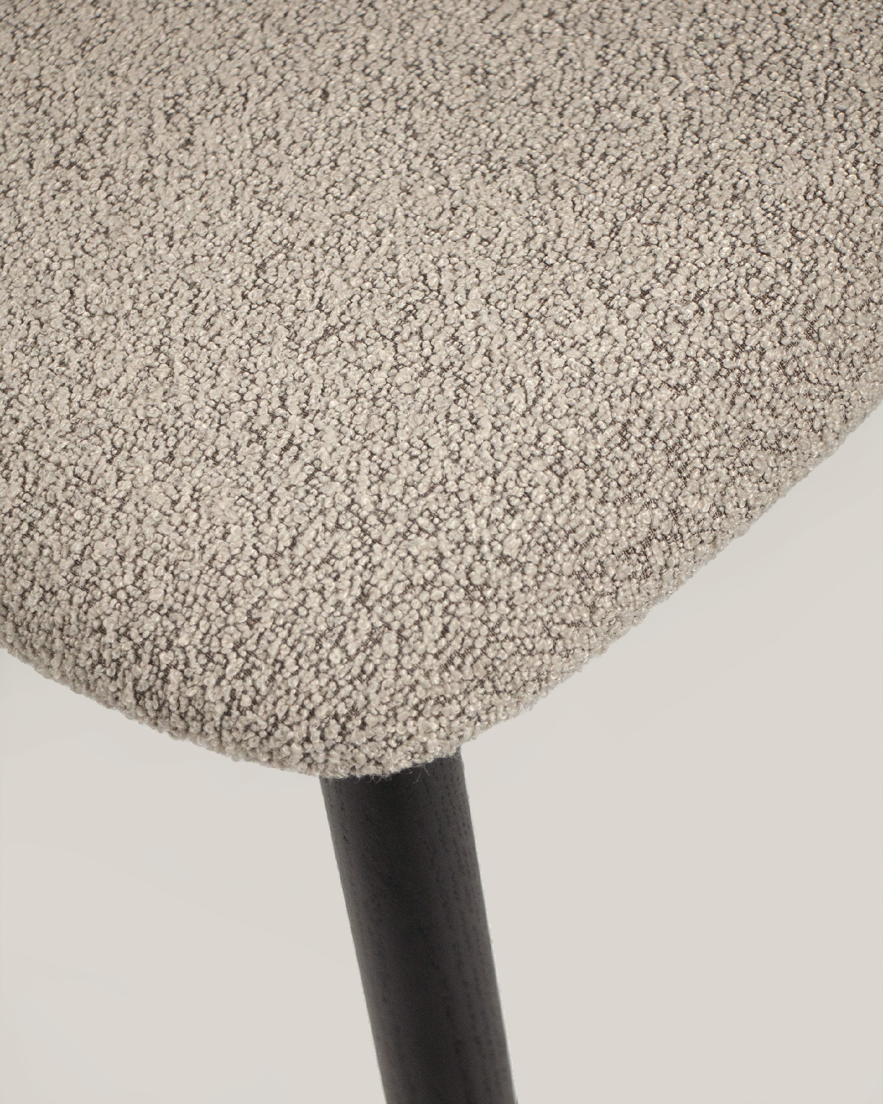 Chaise Malmo avec un revêtement en os et une structure en chêne noir