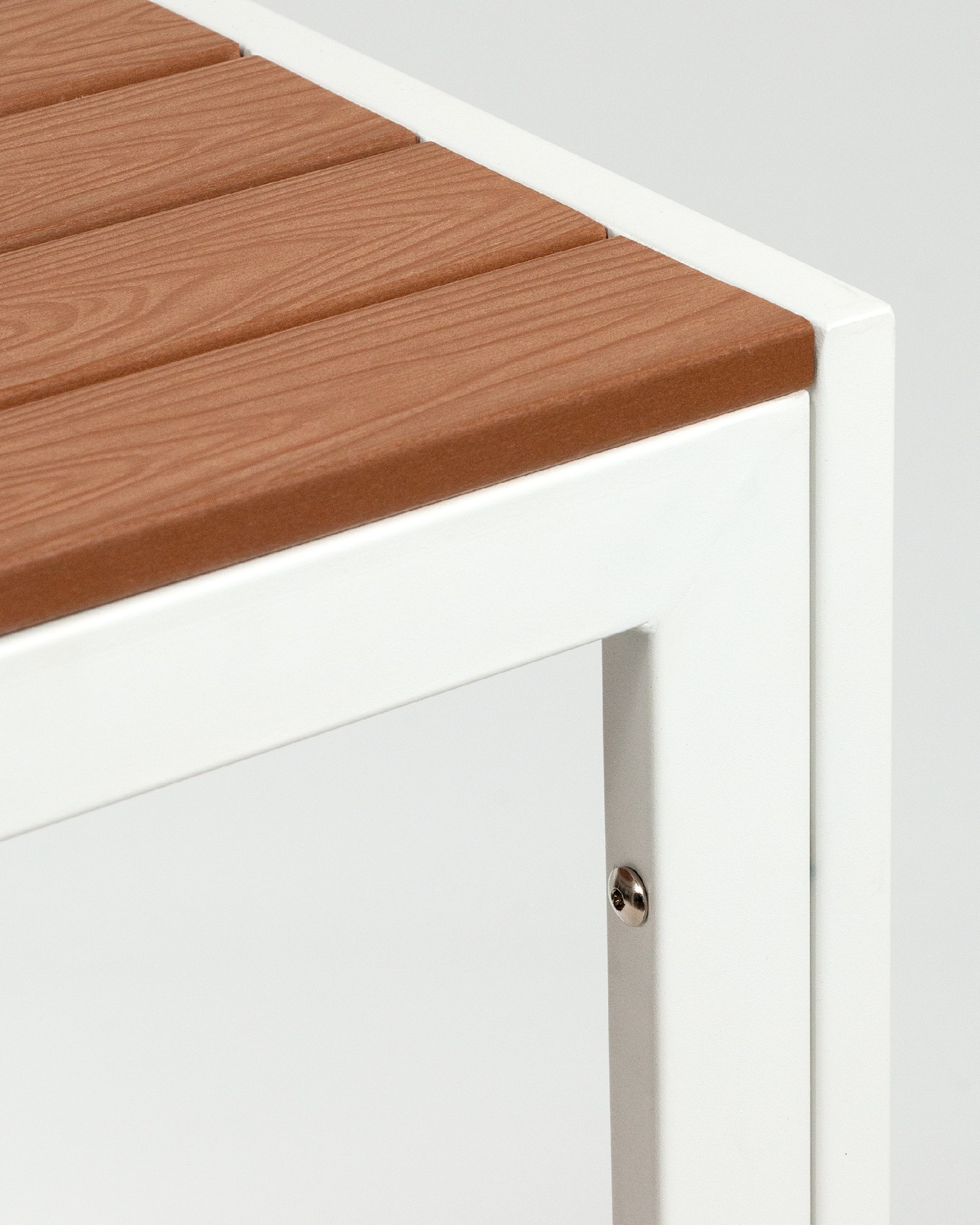 Mesa Marea de exterior con lamas WPC efecto madera y estructura metálica blanca 90 x 90 cm
