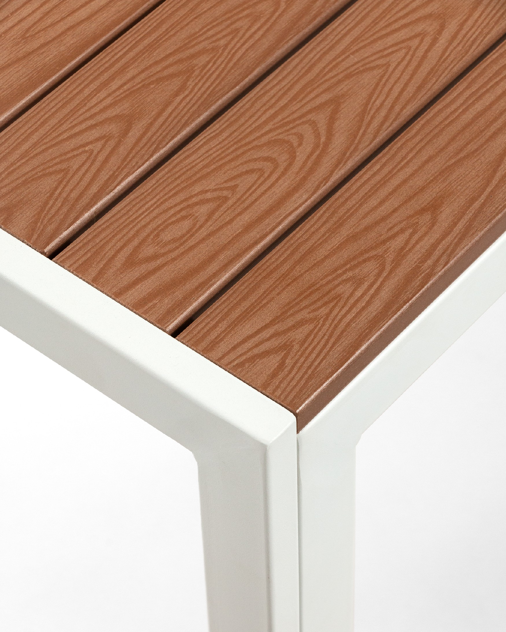 Table Marea d'extérieur avec lames WPC effet bois et structure métallique blanche 120 x 90 cm