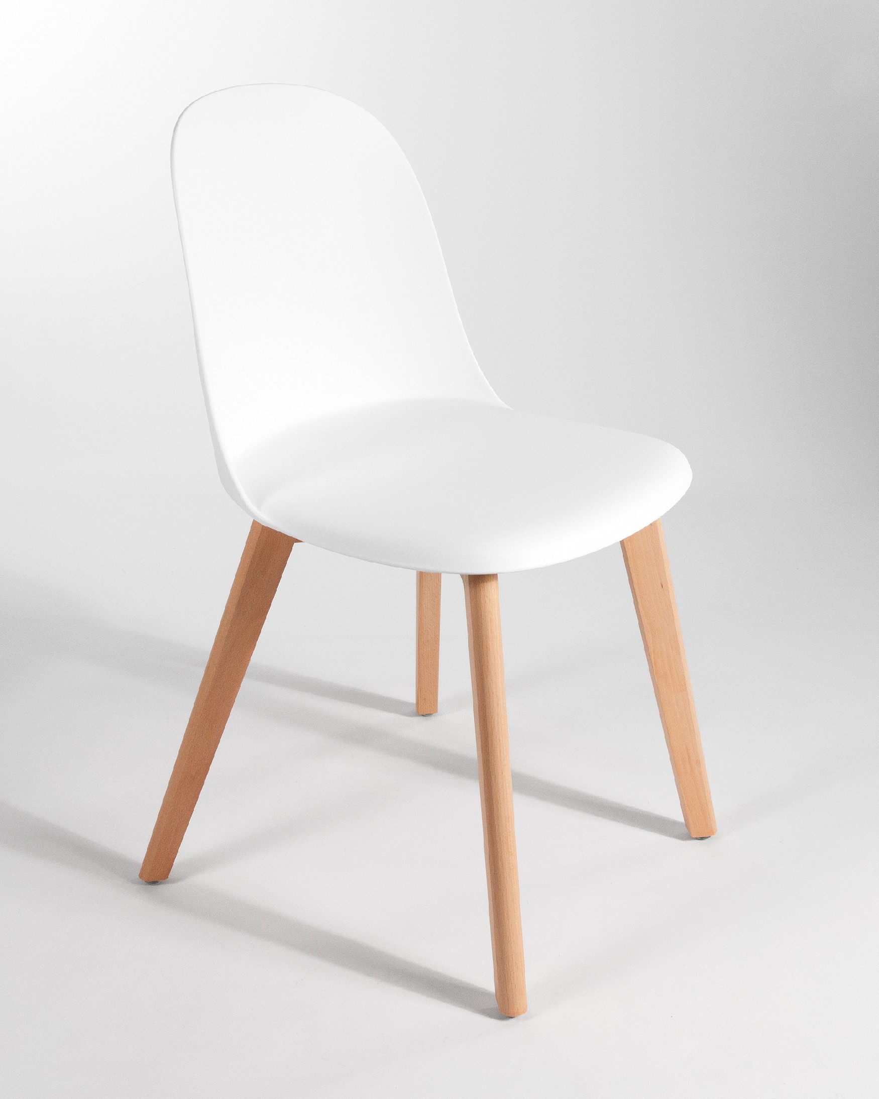 Silla Miami con patas de madera y tapizado blanco