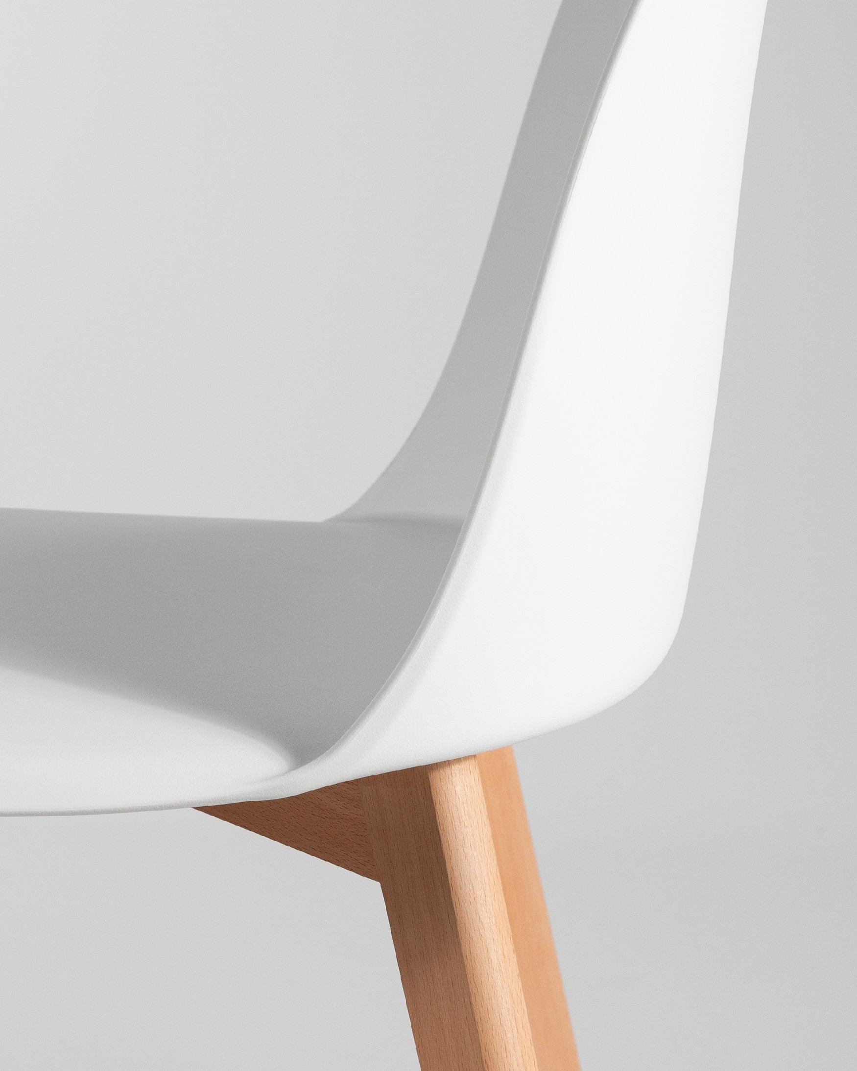 Silla Miami con patas de madera y tapizado blanco