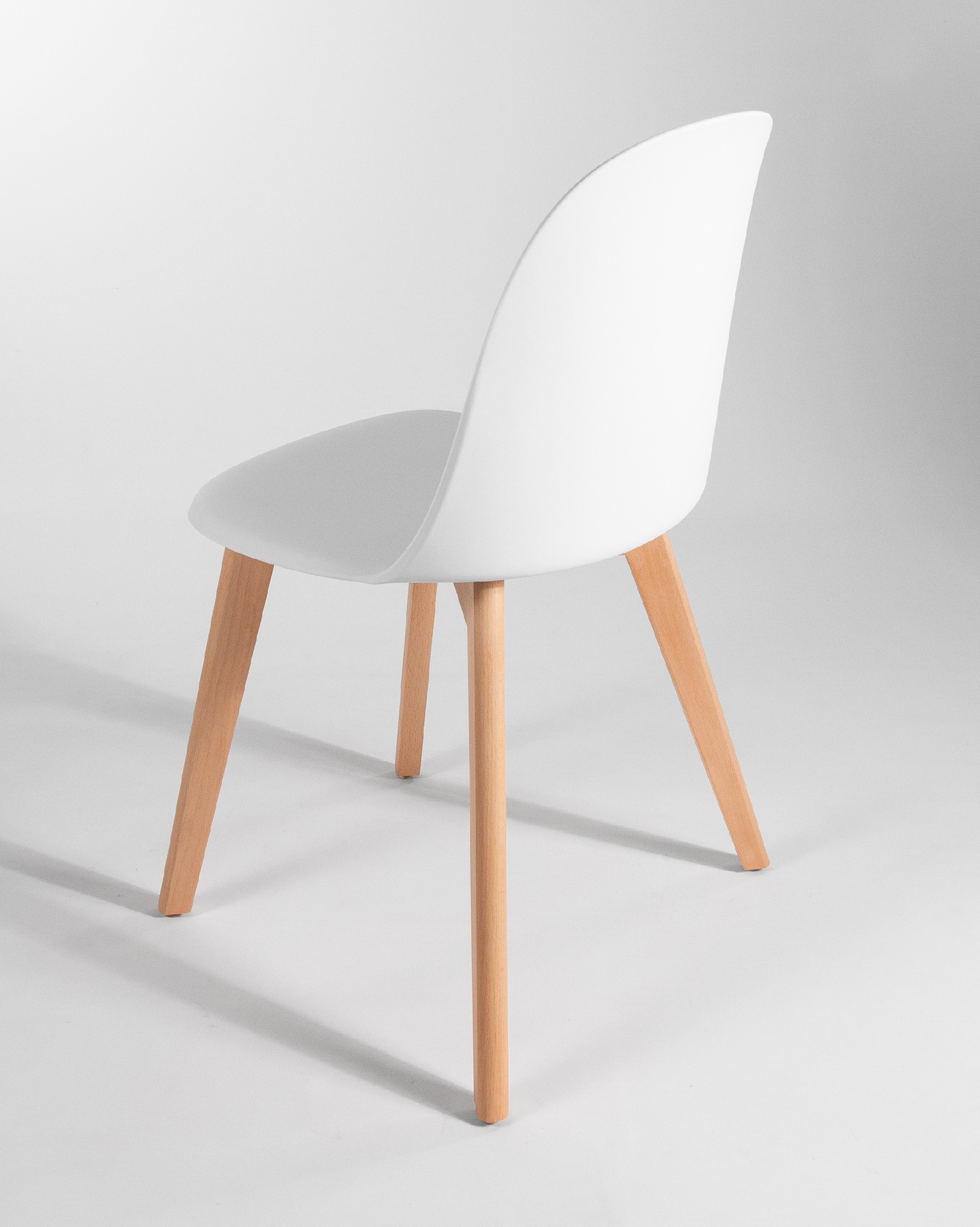 Silla Miami con patas de madera y tapizado blanco