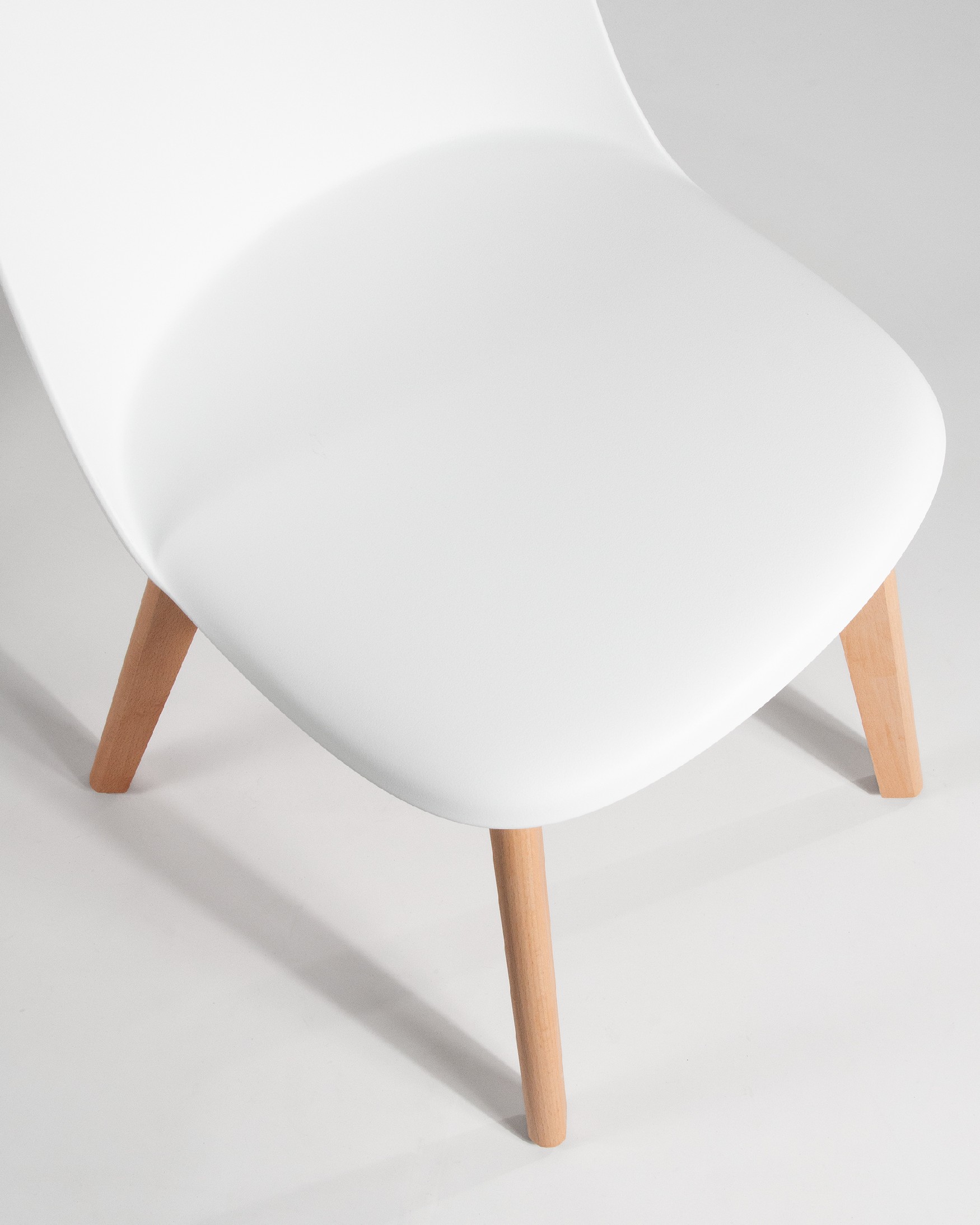 Silla Miami con patas de madera y tapizado blanco