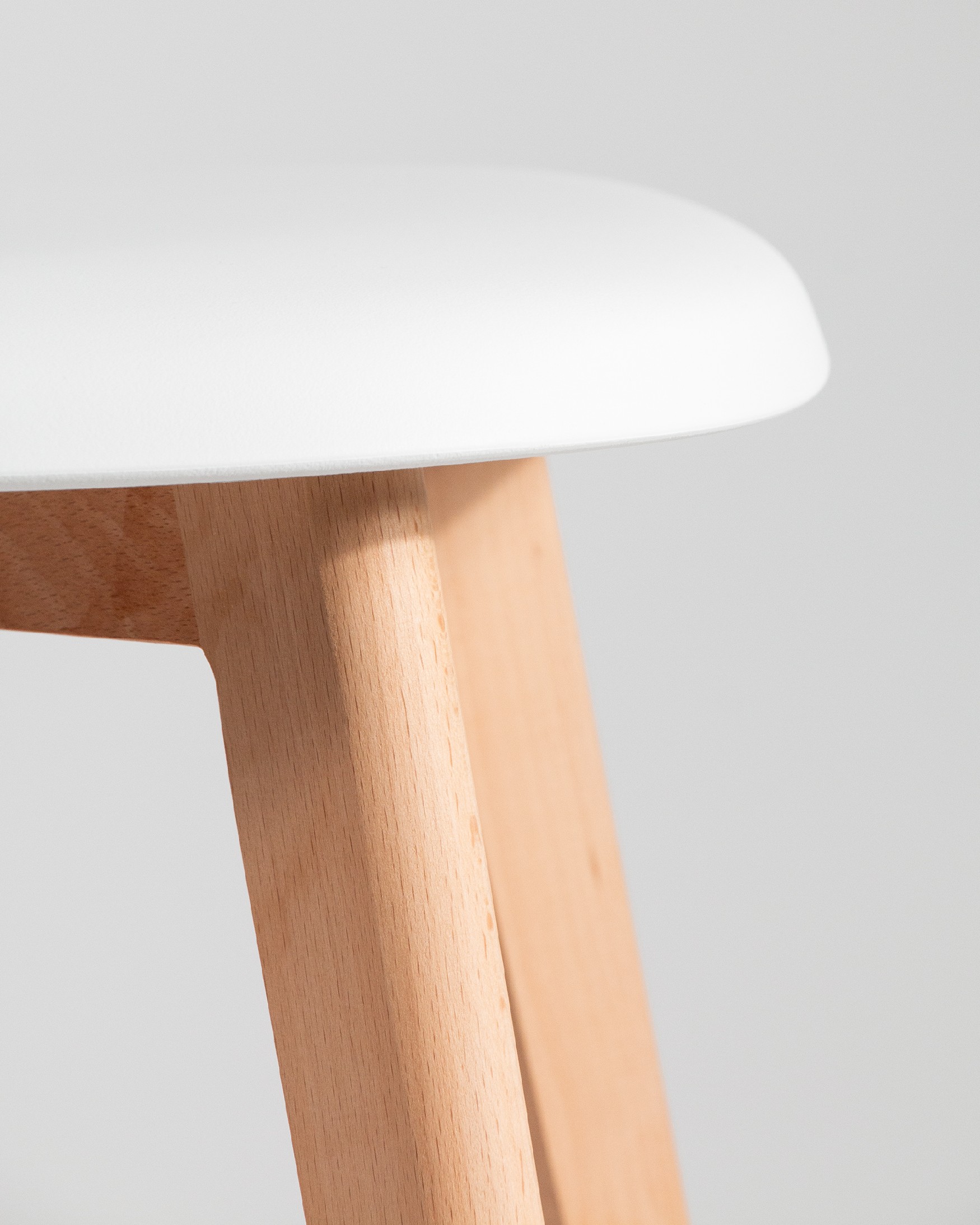 Silla Miami con patas de madera y tapizado blanco